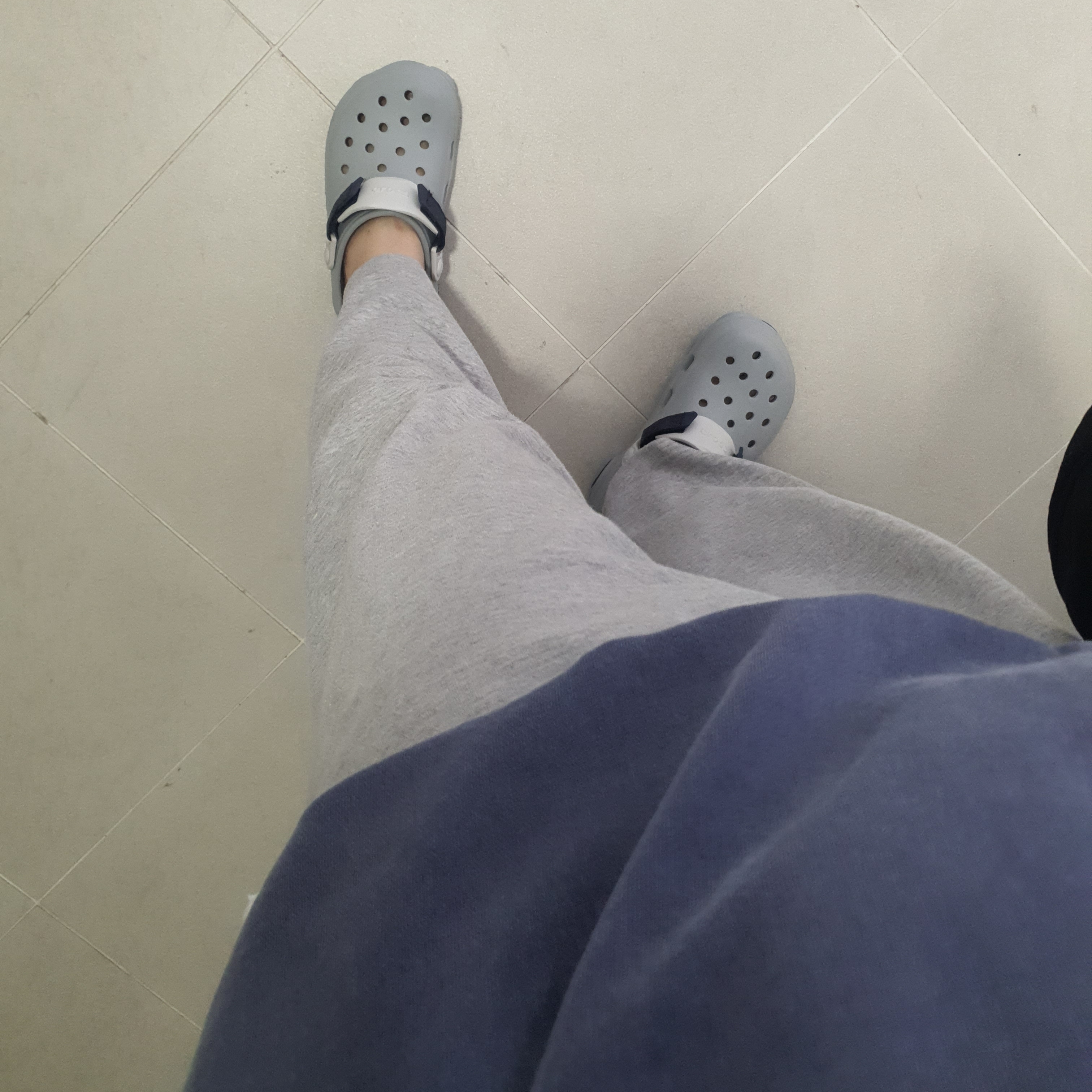 Crocs All Terrain Clog Light Grey 착용 스타일