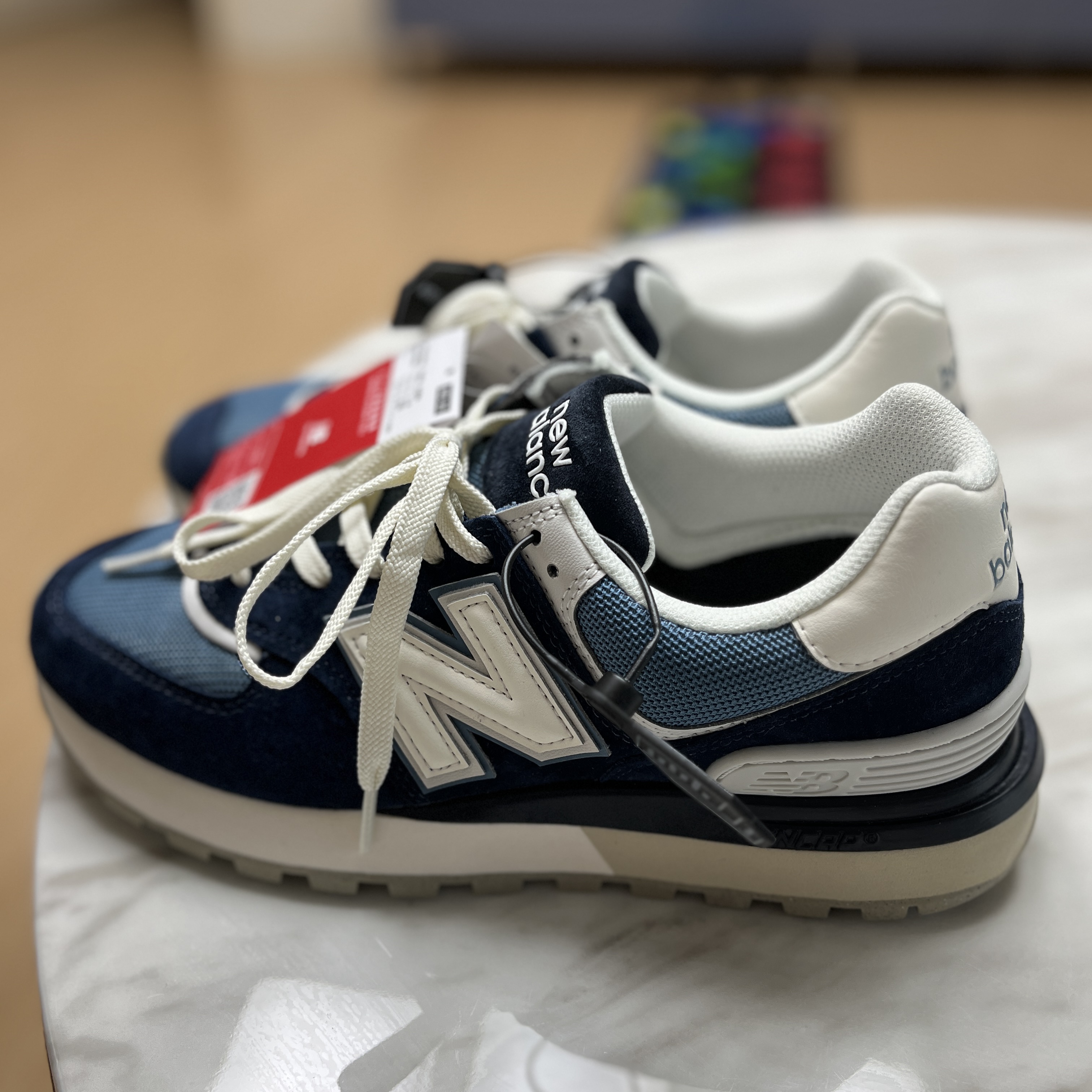 New Balance 574 Legacy Navy Sea Salt 착용 스타일 - 1