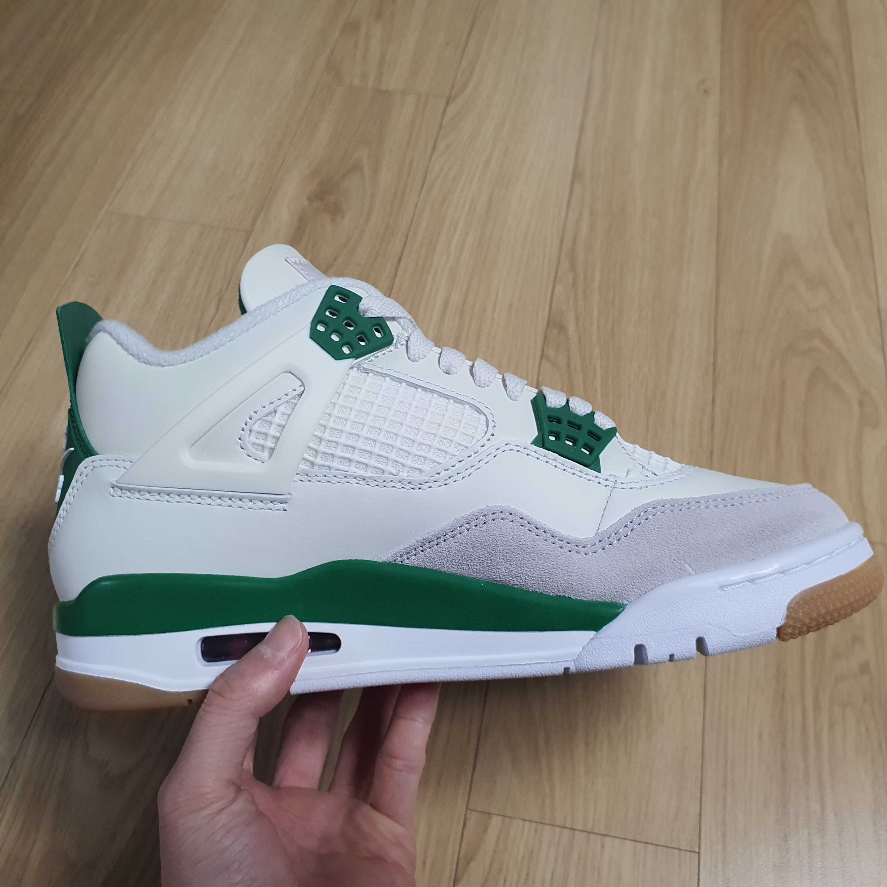 Jordan 4 x Nike SB Retro SP Pine Green 착용 스타일