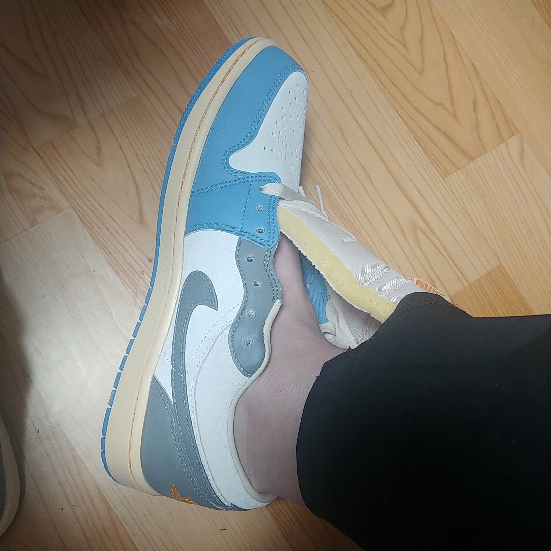 Jordan 1 Low SE Tokyo 96 착용 스타일 - 2