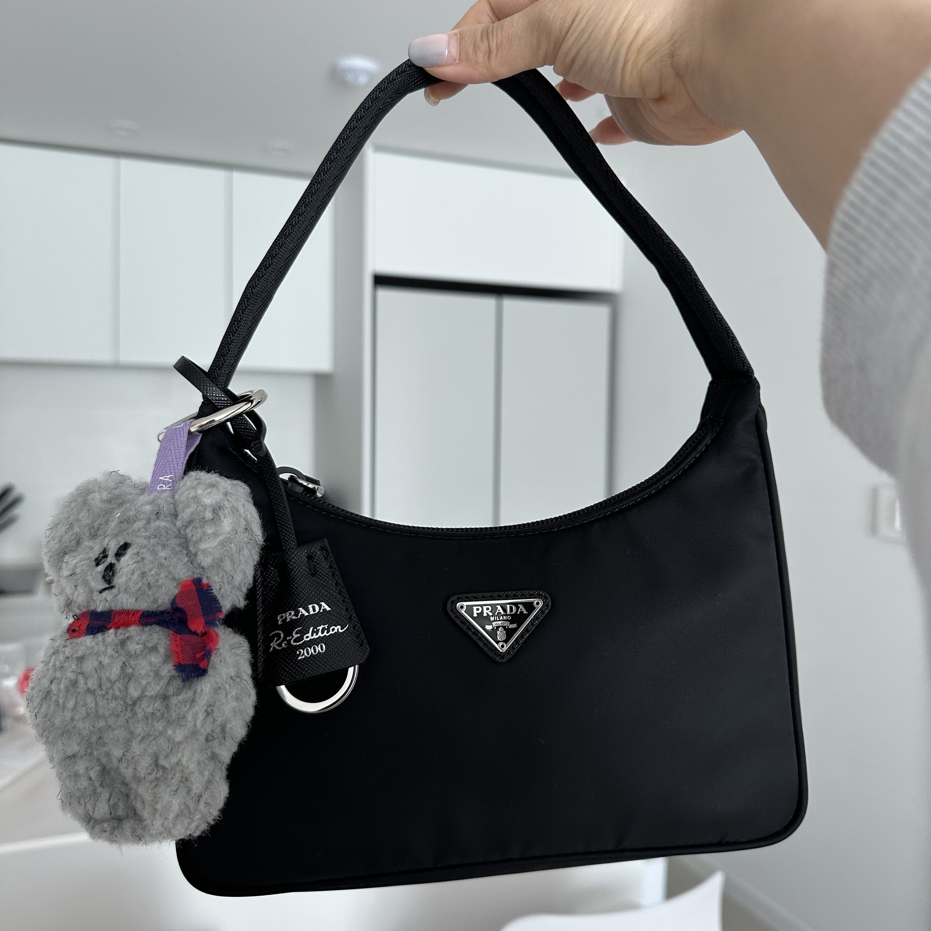 Prada Re-Edition 2000 Re-Nylon Mini Shoulder Bag Black 착용 스타일