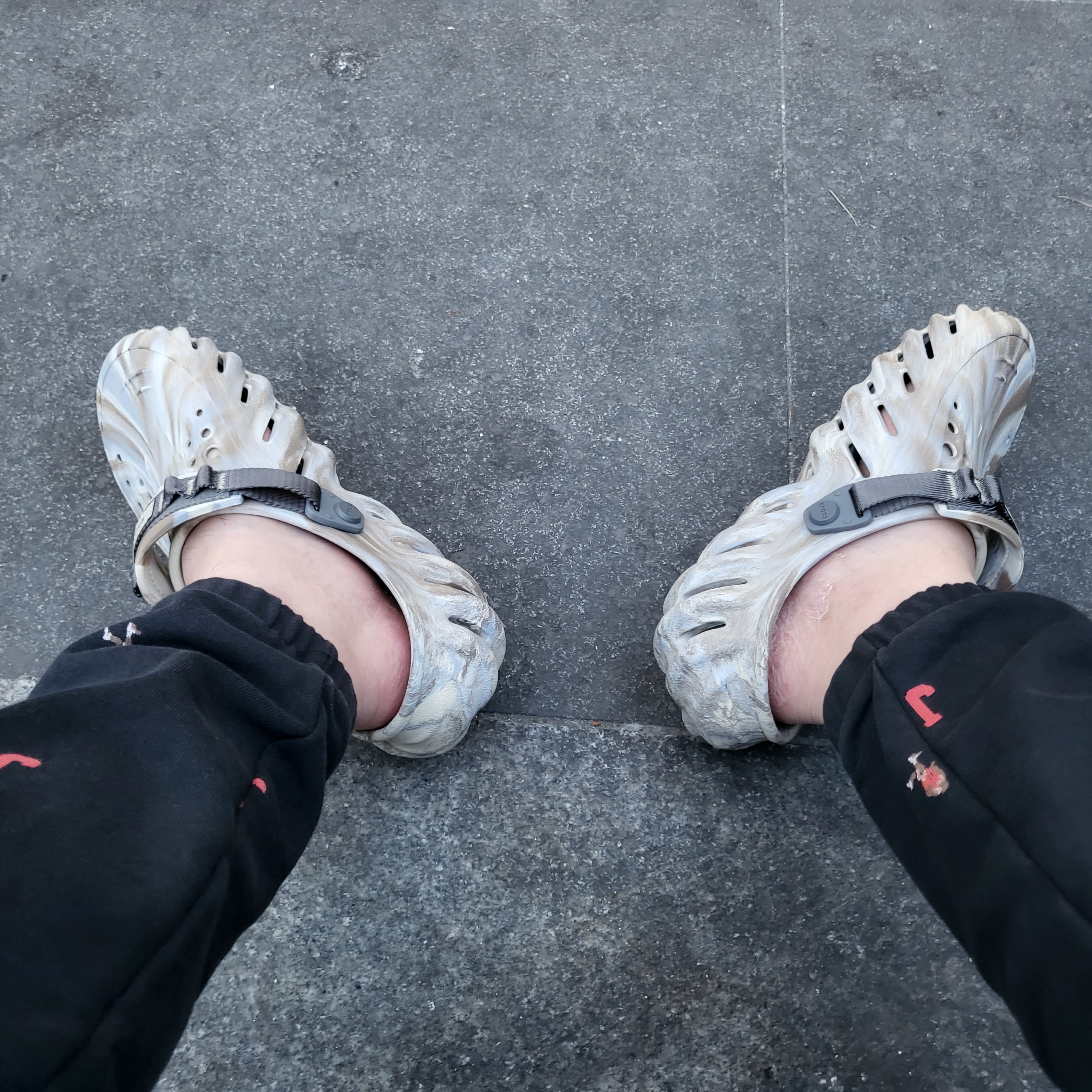 Crocs Echo Marbled Clog Bone Multi 착용 스타일