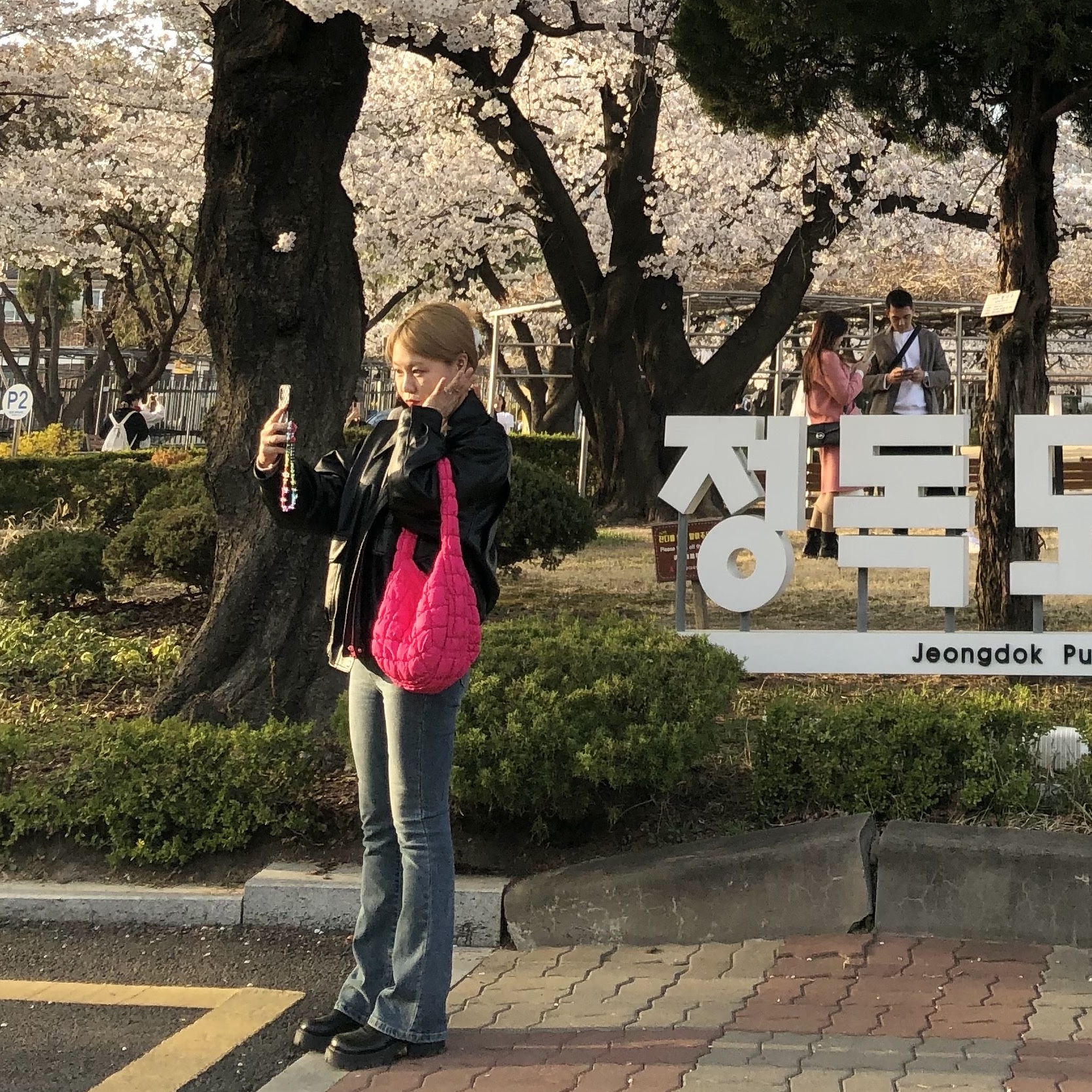 COS Quilted Mini Bag Pink 착용 스타일 - 5