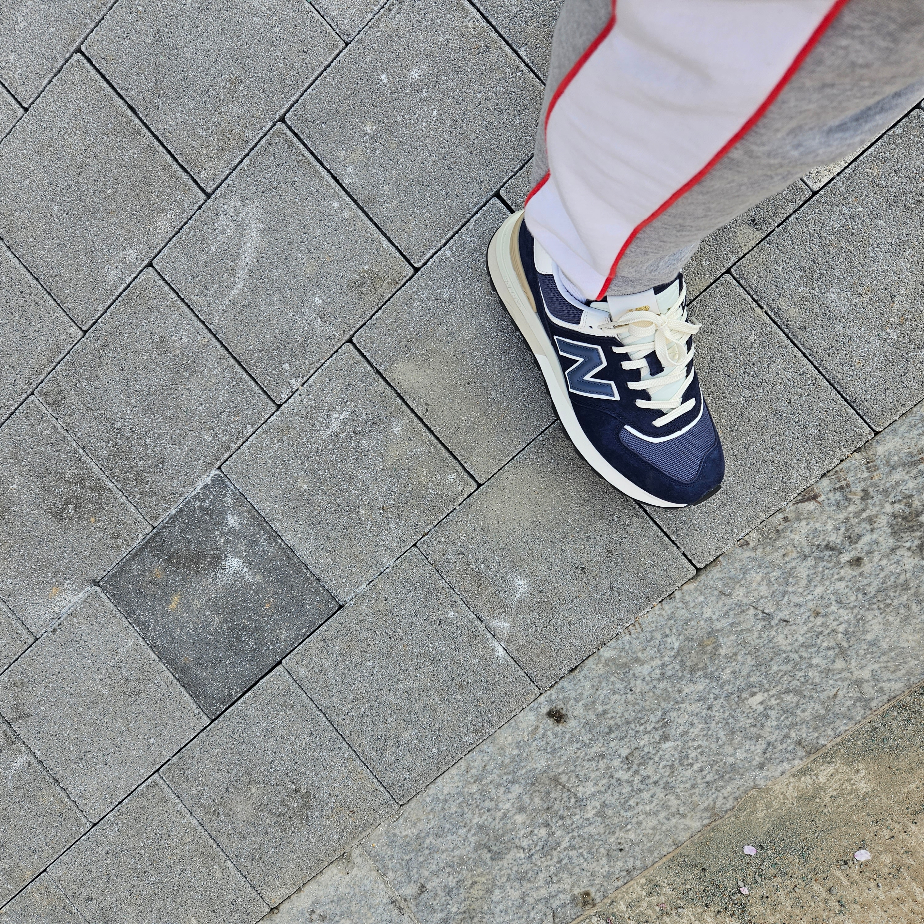 New Balance 574 Legacy Navy 착용 스타일 - 2