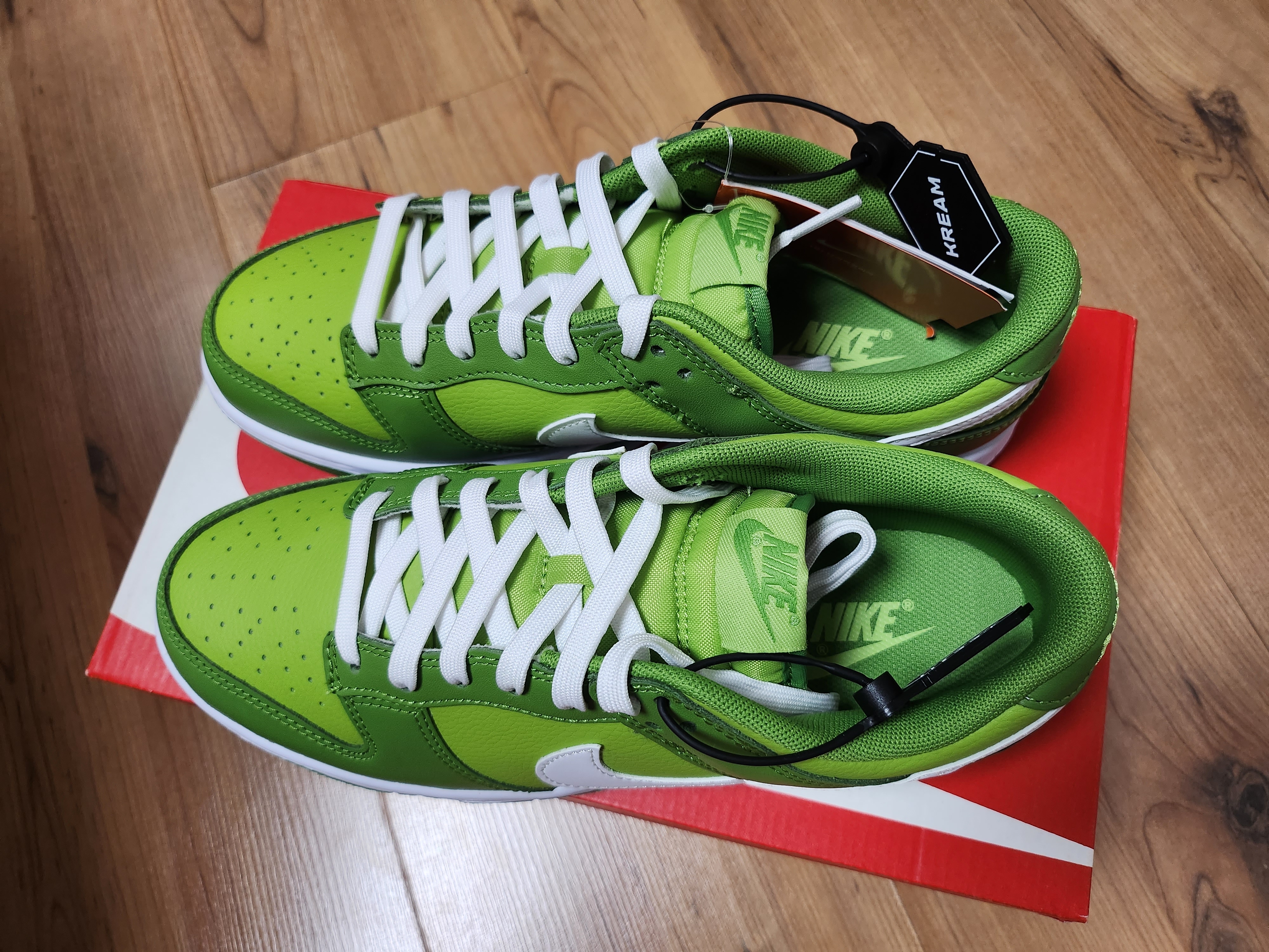 Nike Dunk Low Retro Vivid Green 착용 스타일 - 4