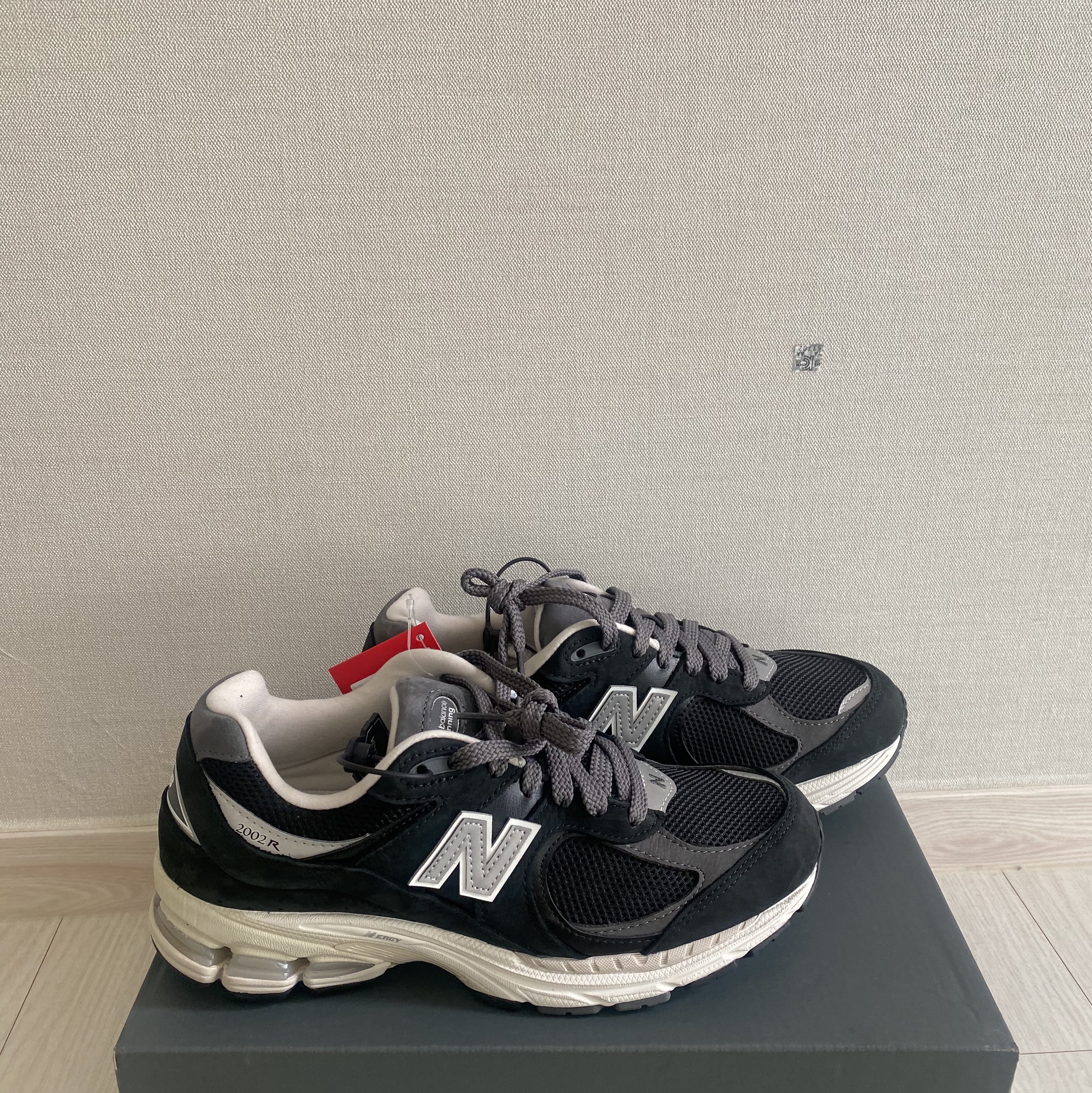 New Balance 2002R Premium Vintage Black 착용 스타일