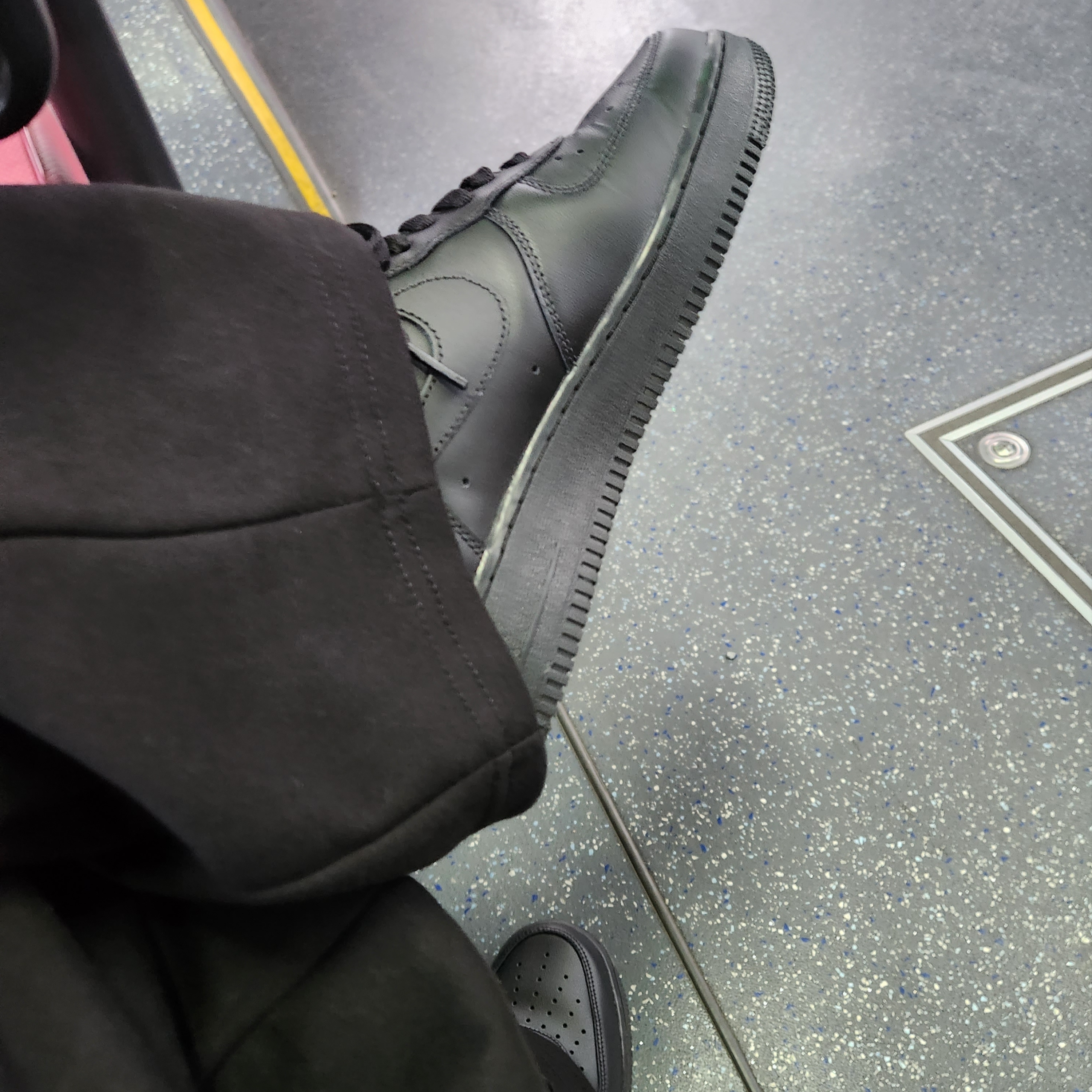 Nike Air Force 1 '07 Low Triple Black 착용 스타일
