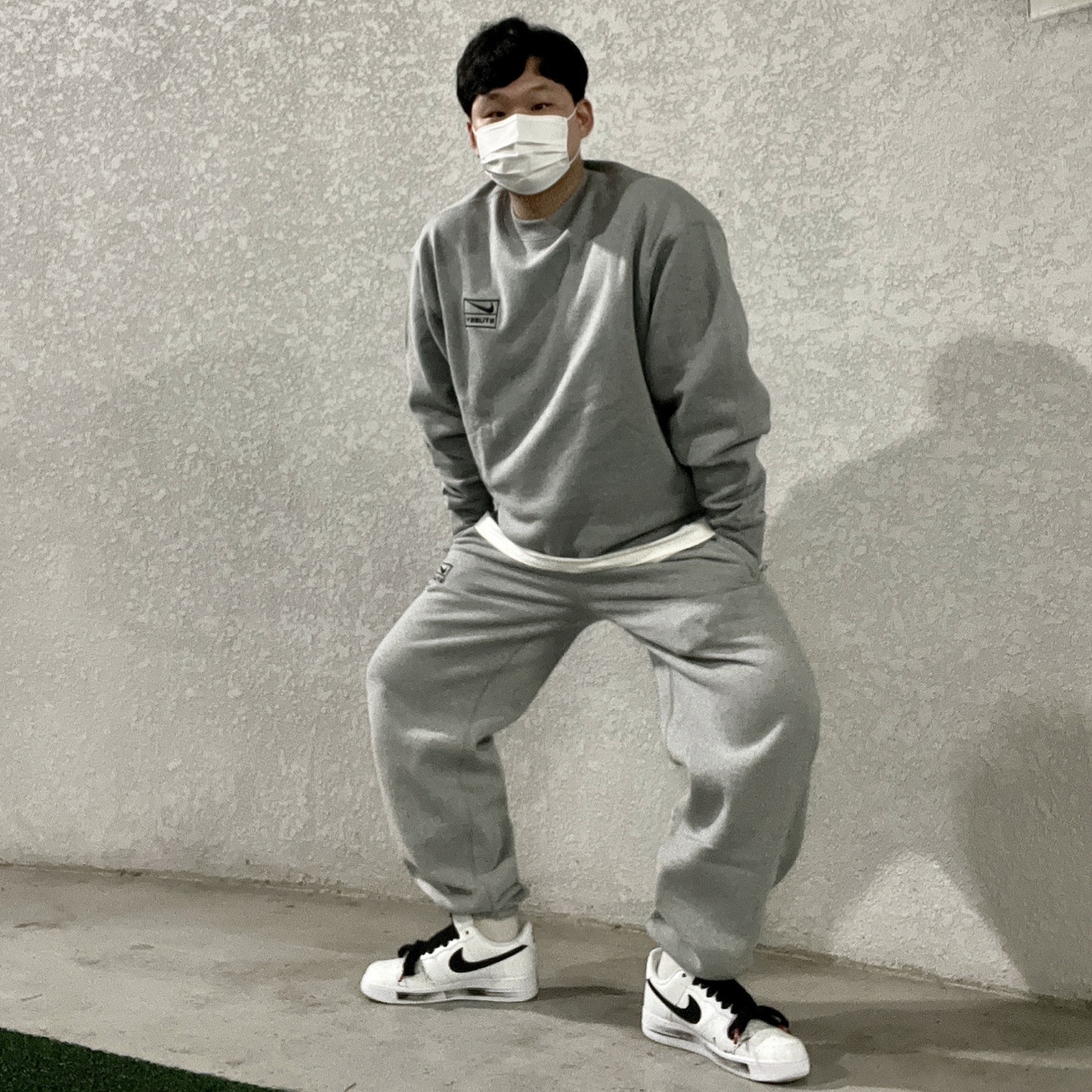 Nike x Peaceminusone Air Force 1 Low Para-Noise 2.0, Nike x Stussy NRG Fleece Crewneck Dark Grey Heather (DO9337-063) 착용 스타일