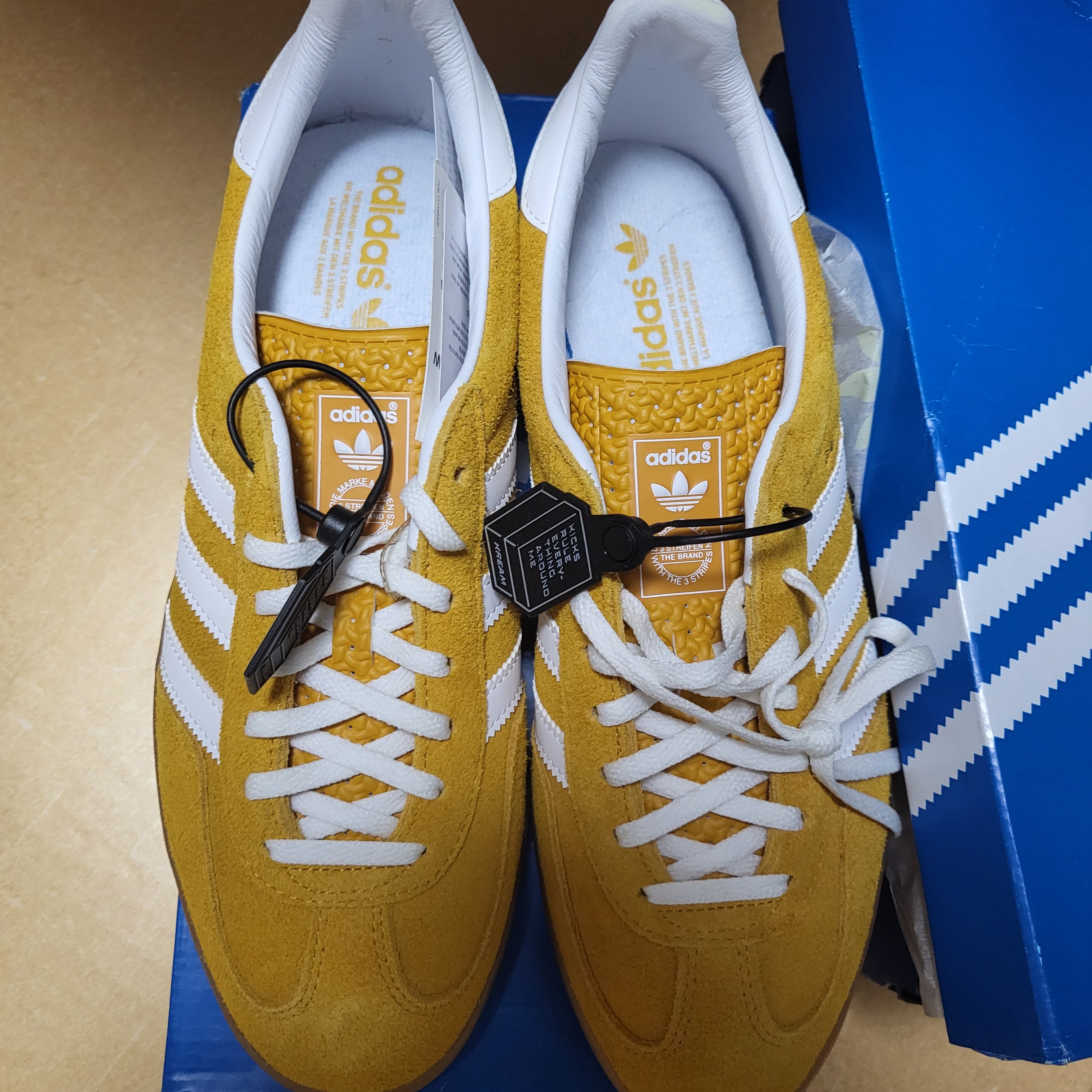 (W) Adidas Gazelle Indoor Orange Peel Cloud White 착용 스타일