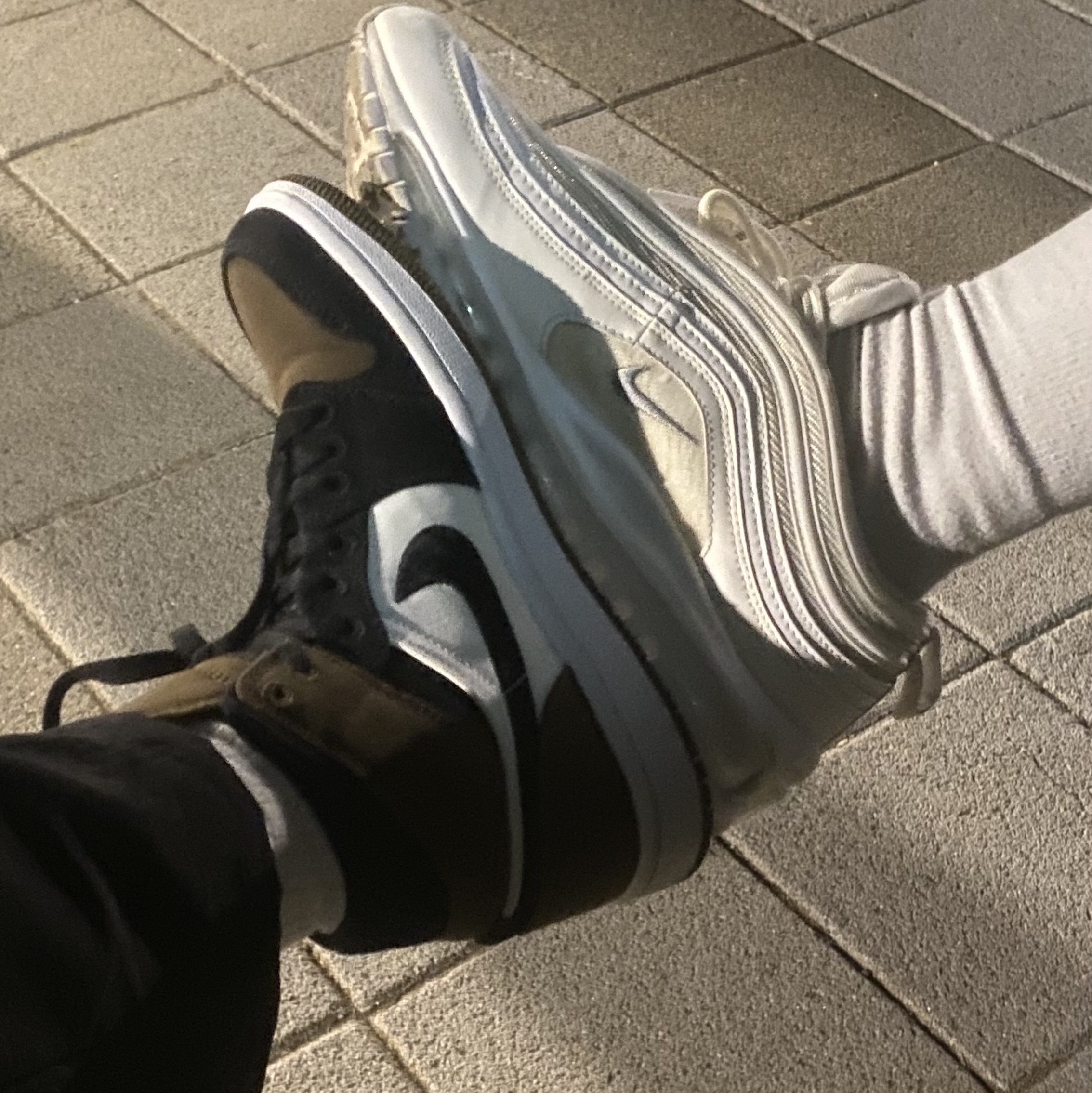 (W) Jordan 1 Mid SE Light Olive Black, Nike Air Max 97 Triple White Wolf Grey 착용 스타일 - 1