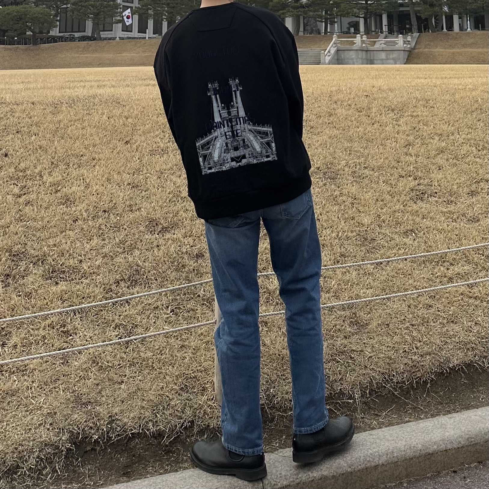 Juun.J Graphic Loose Fit Sweatshirt Black - 21FW 착용 스타일 - 1