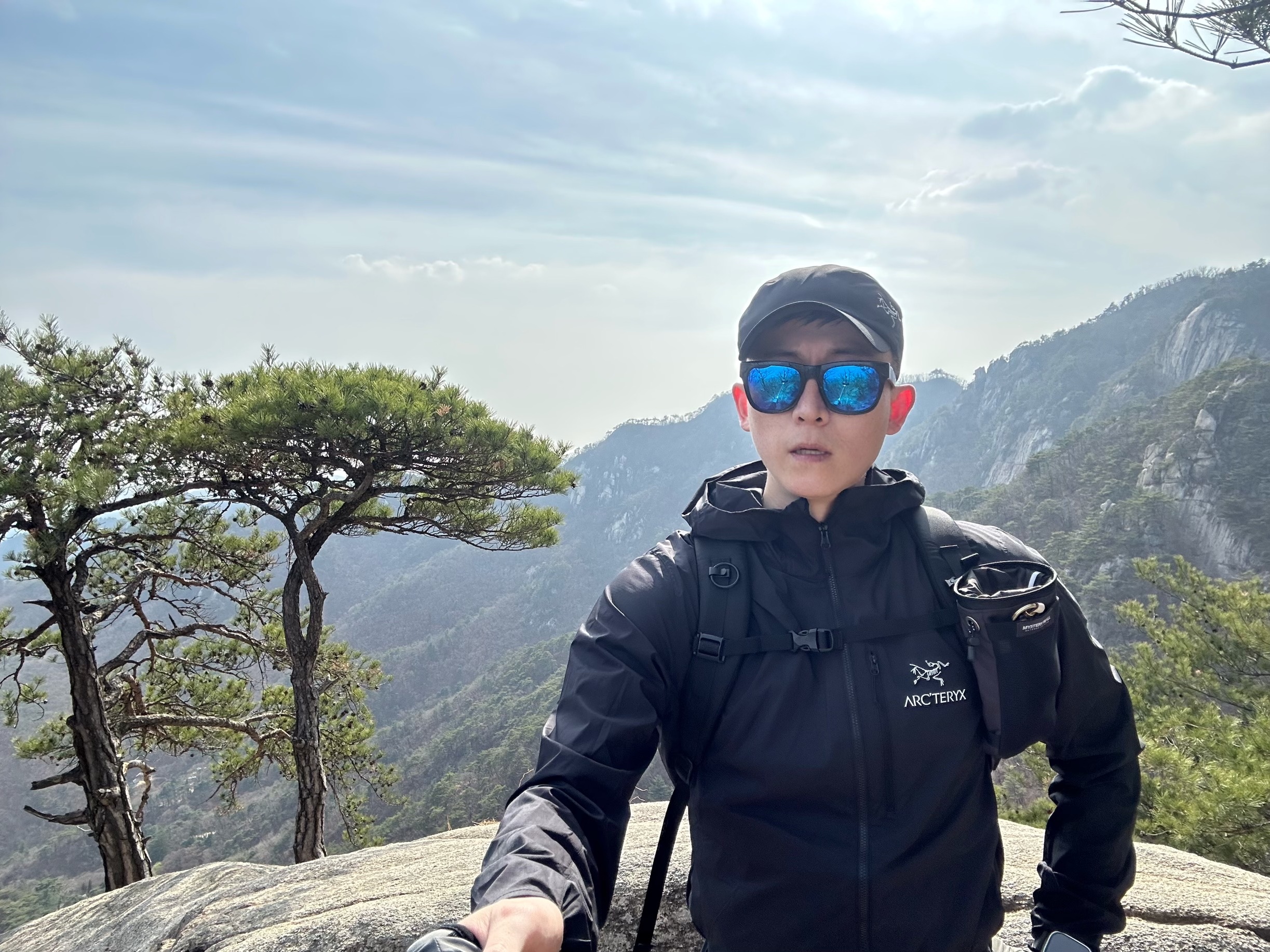 Arc'teryx Mantis 26 Backpack Black, Arc'teryx Squamish Hoody Black 착용 스타일