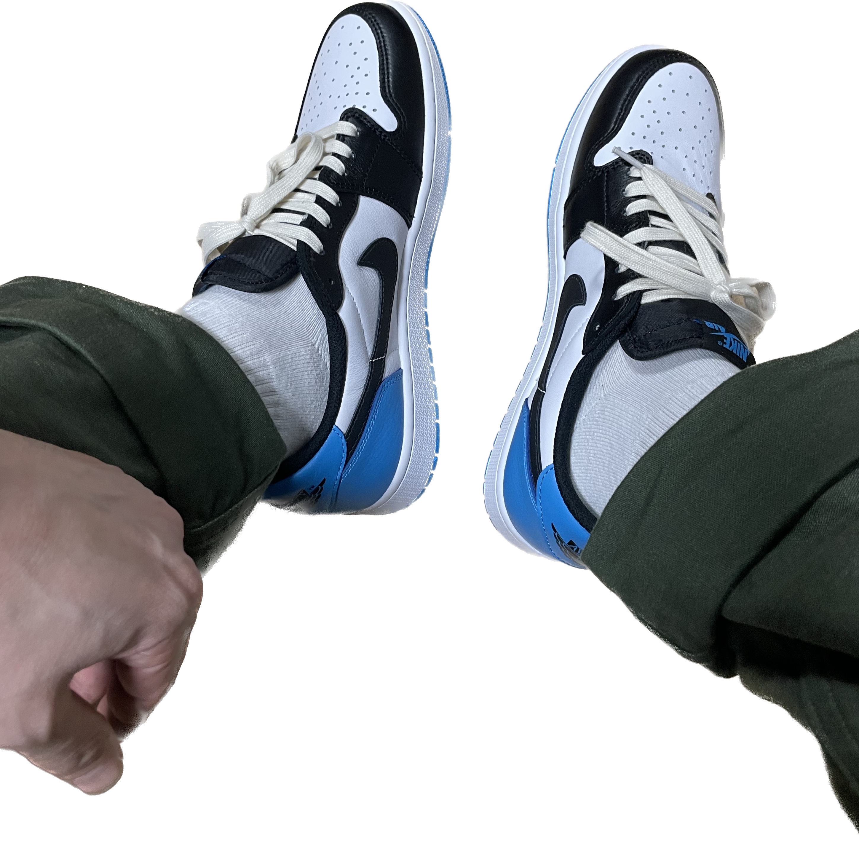 Jordan 1 Retro Low OG Black and Dark Powder Blue 착용 스타일 - 2