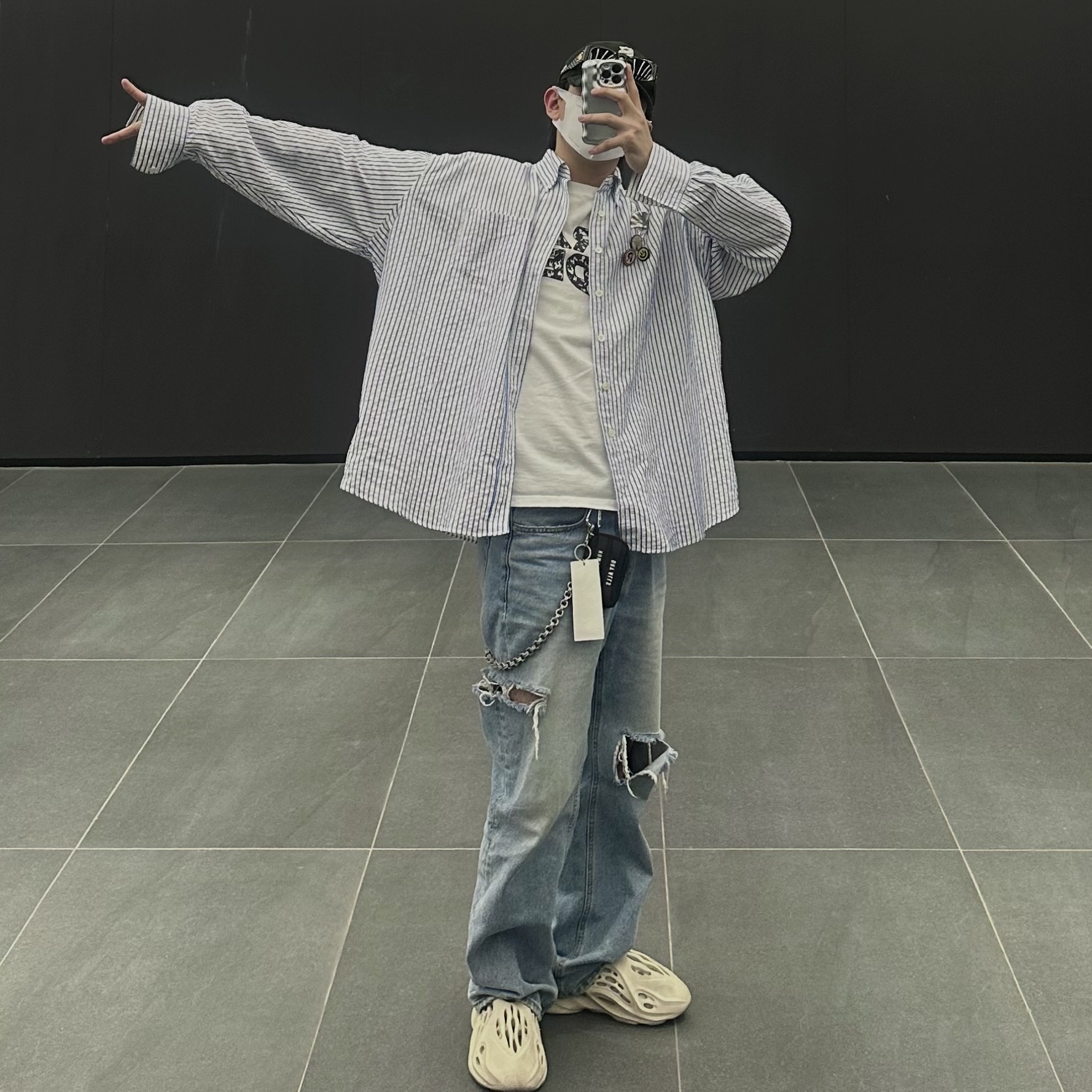 Adidas Yeezy Foam RNNR Sand 착용 스타일