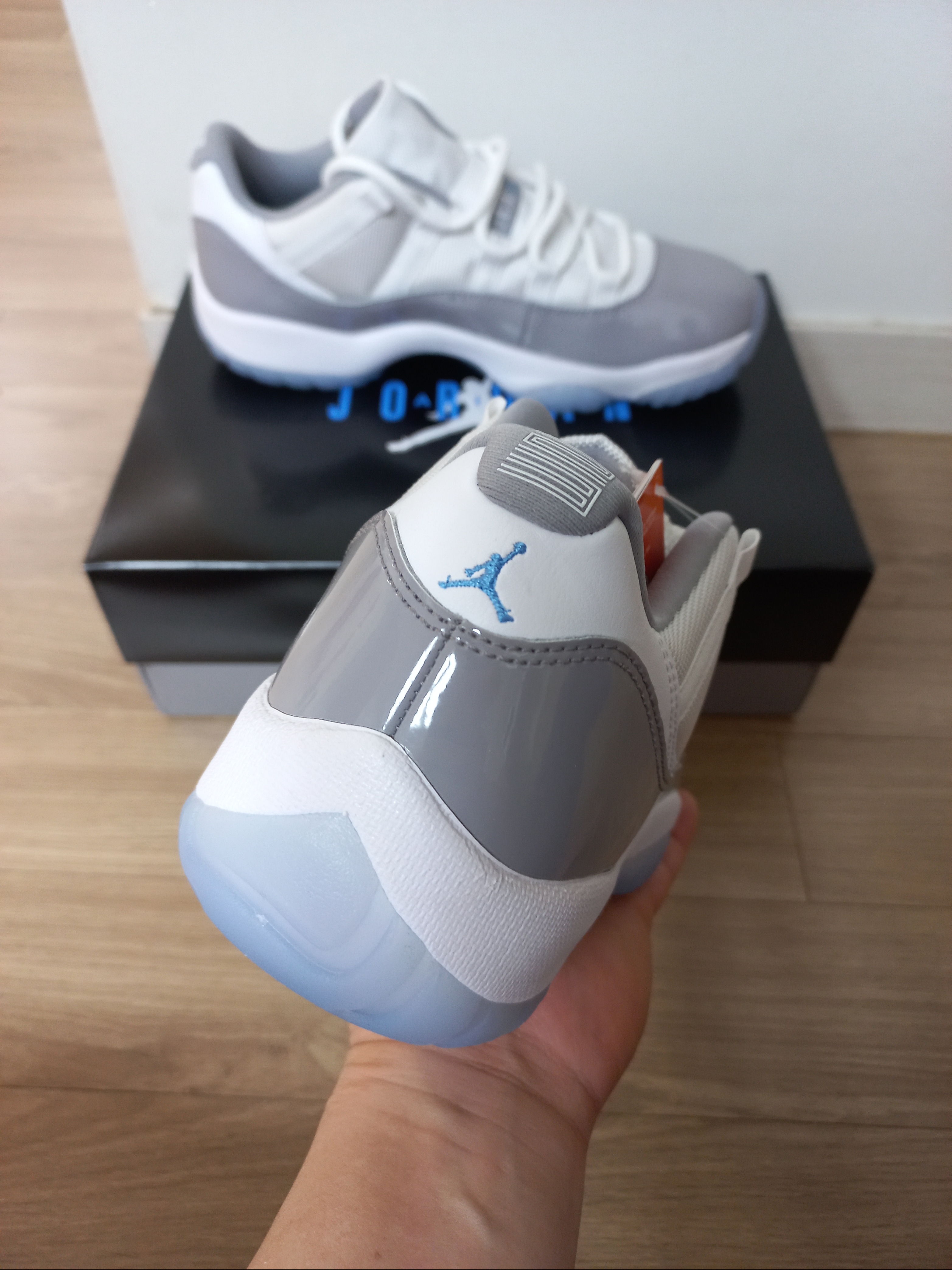 Jordan 11 Retro Low Cement Grey 착용 스타일 - 2