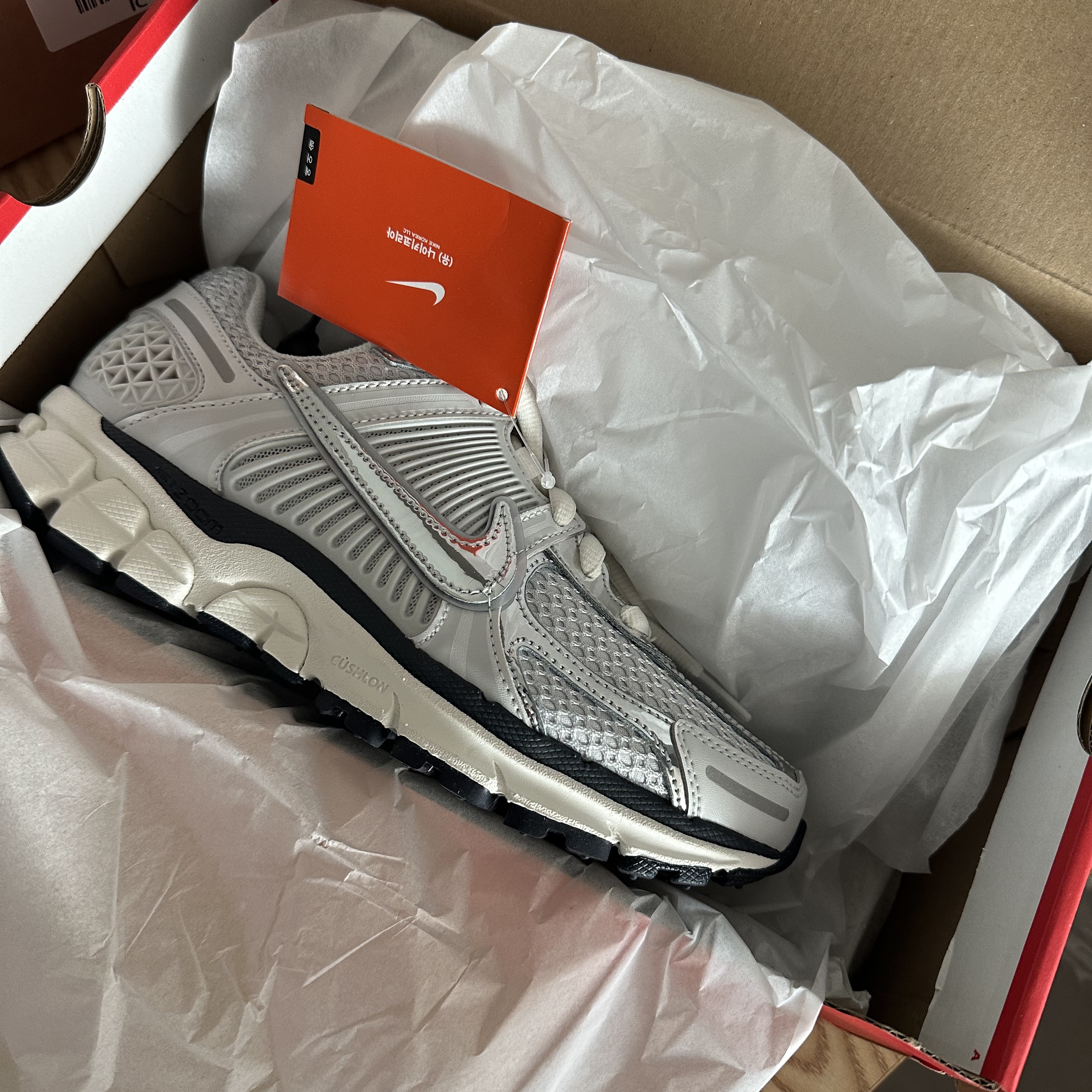 (W) Nike Zoom Vomero 5 Photon Dust and Metallic Silver 착용 스타일 - 1