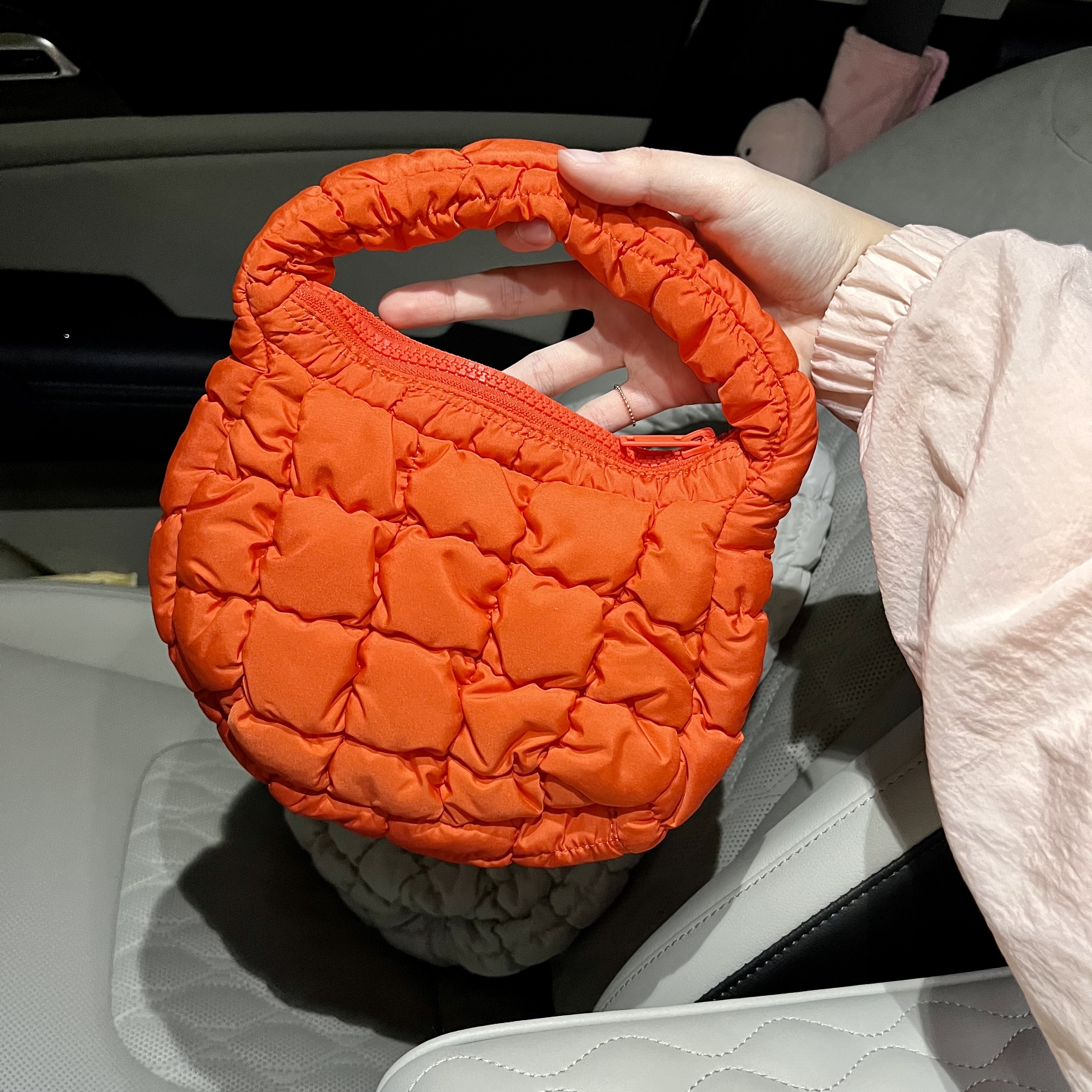COS Quilted Mini Bag Light Grey, COS Quilted Micro Bag Orange 착용 스타일 - 2