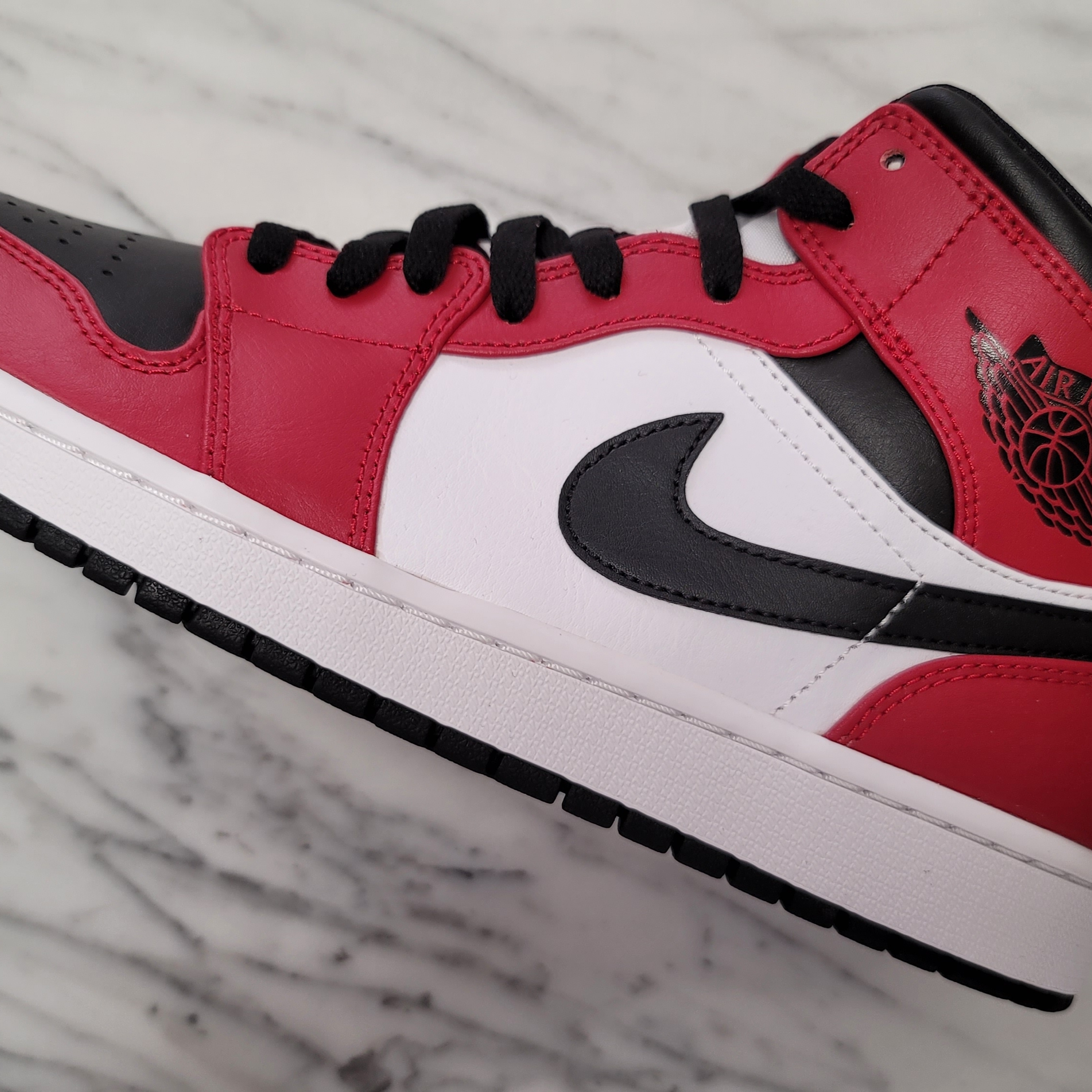 Jordan 1 Mid Chicago Black Toe 착용 스타일