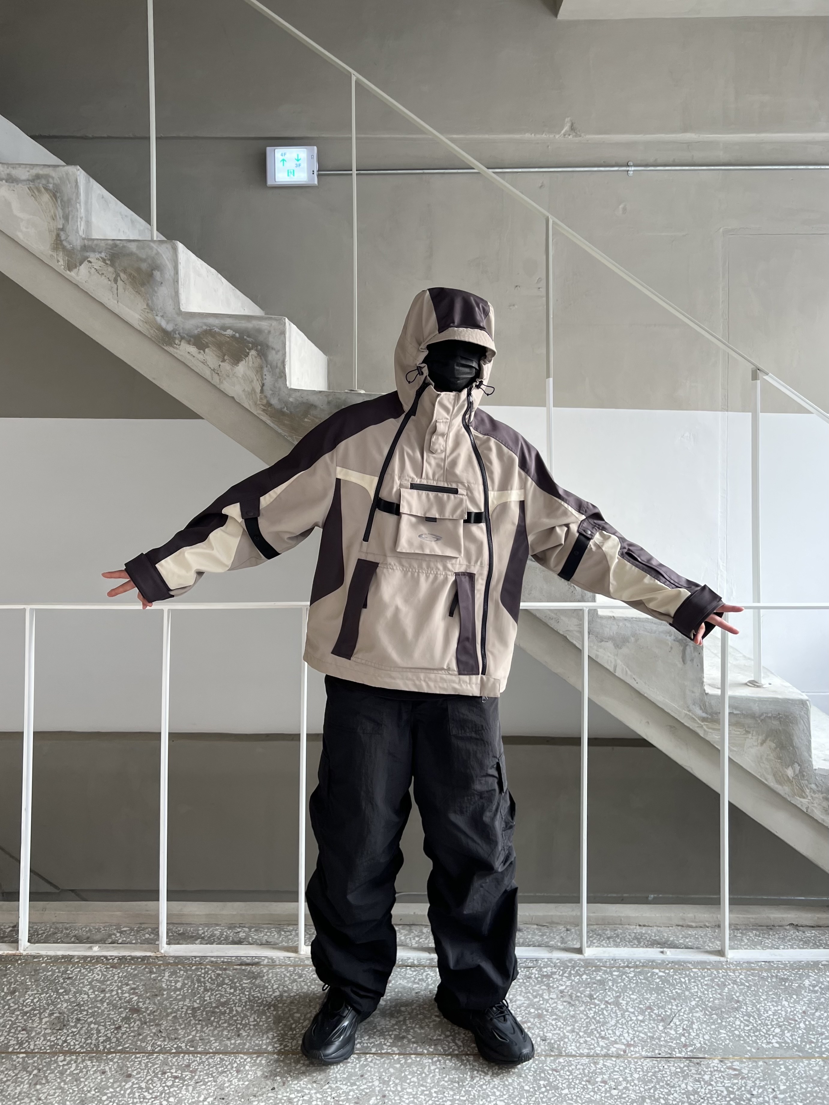 Grailz Technical Shell Jacket Tan, Adidas Ozweego Celox Core Black 착용 스타일 - 4