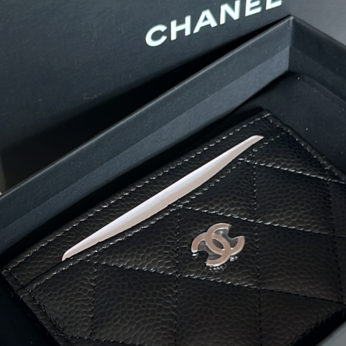 Chanel Classic Card Holder Grained Calfskin & Silver Black 착용 스타일