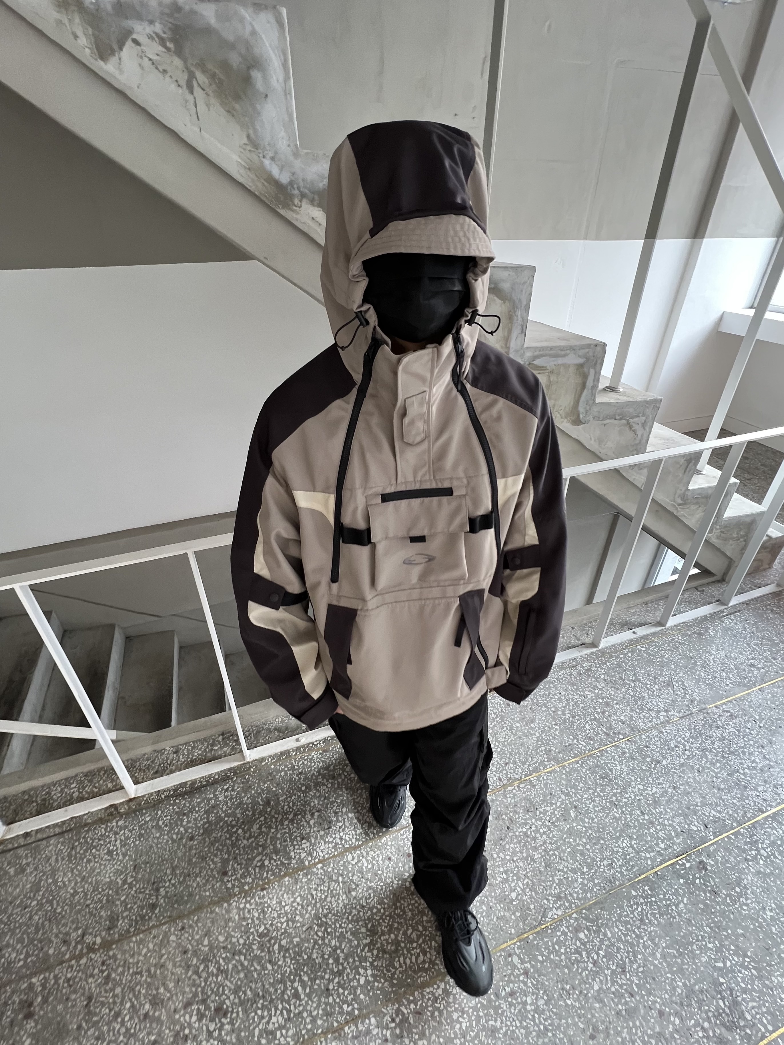 Grailz Technical Shell Jacket Tan, Adidas Ozweego Celox Core Black 착용 스타일 - 1