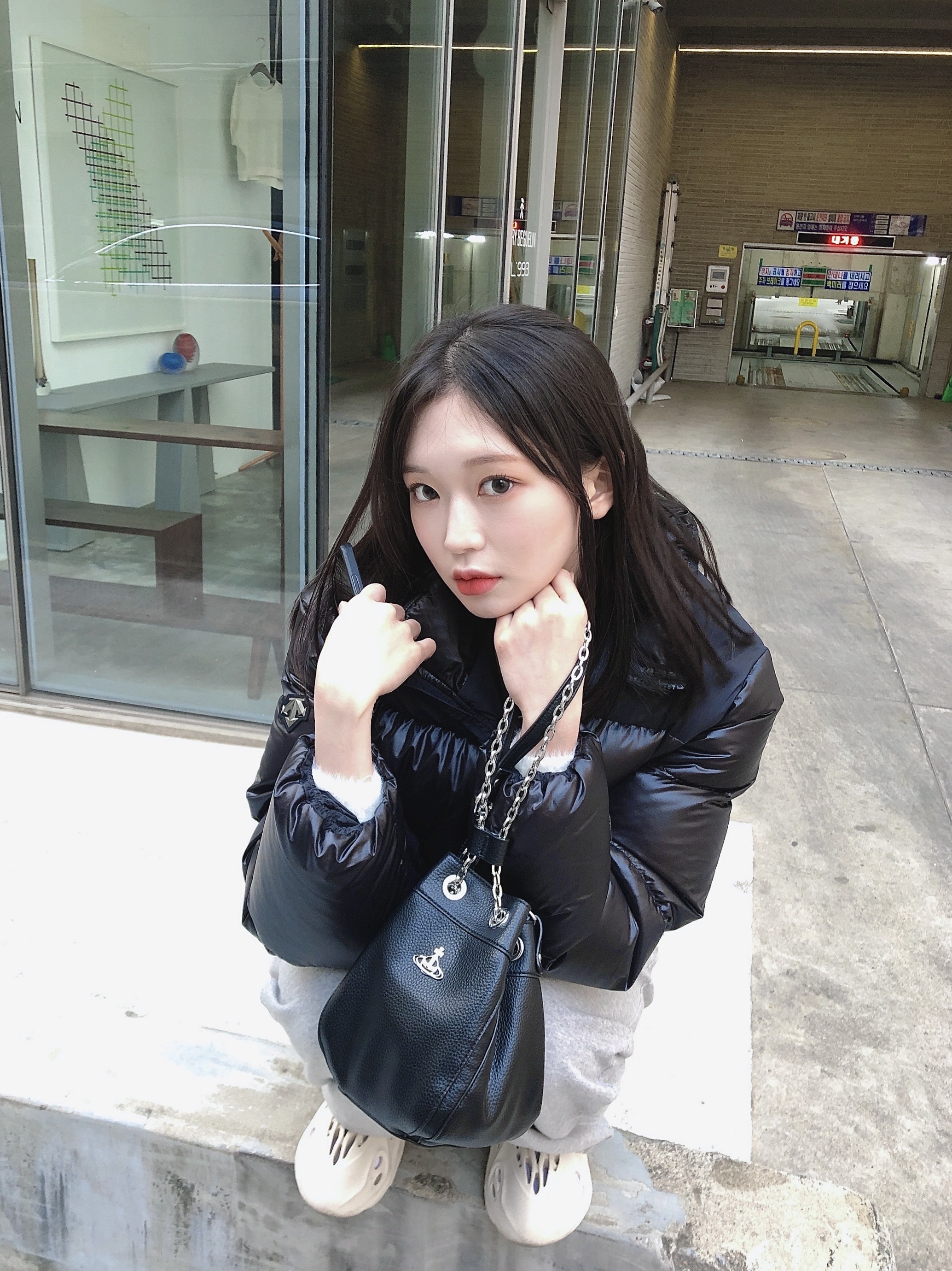 Vivienne Westwood Chrissy Small Bucket Bag Black, Adidas Yeezy Foam RNNR Ararat 착용 스타일