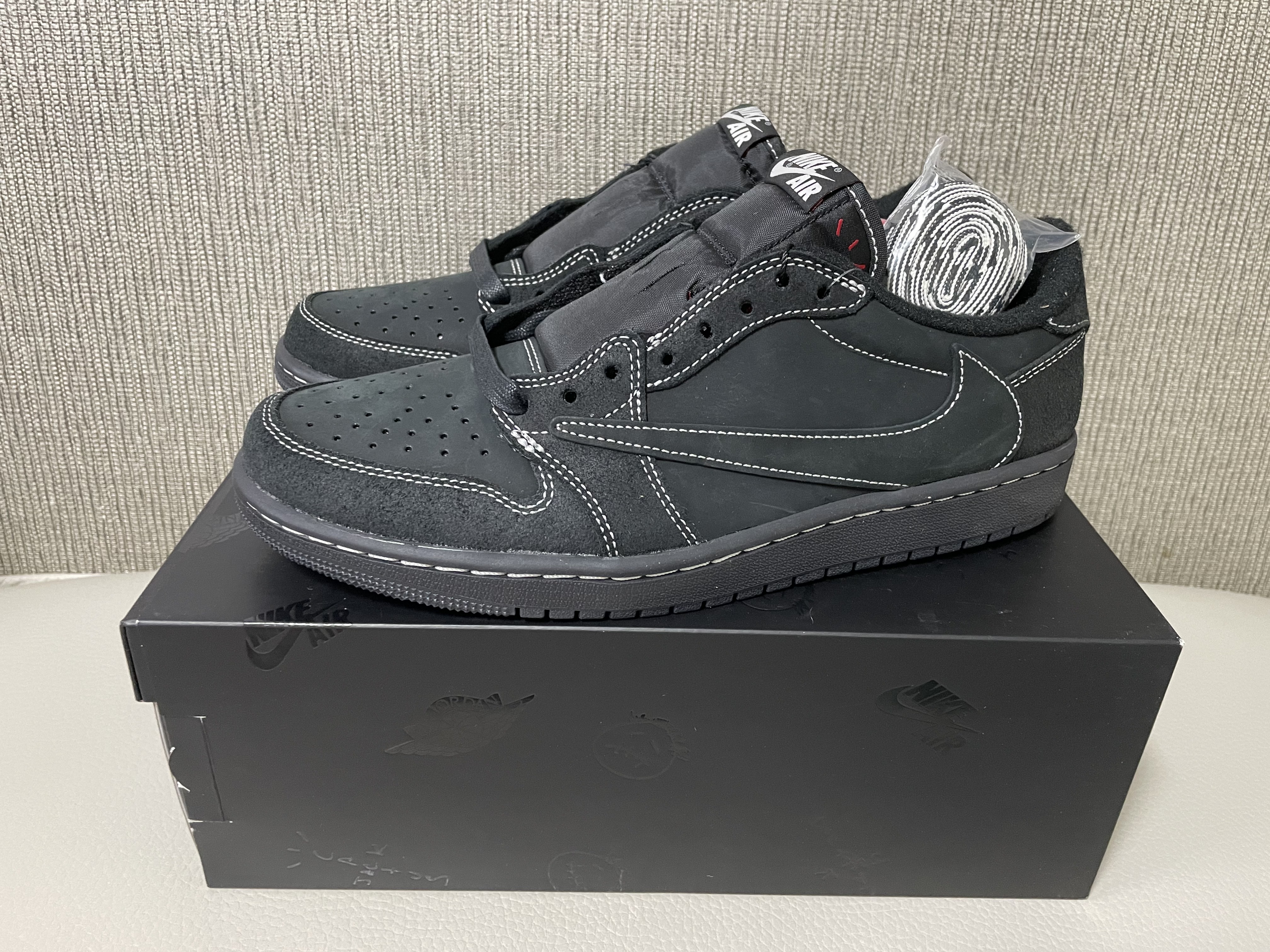 Jordan 1 x Travis Scott Retro Low OG SP Black Phantom 착용 스타일