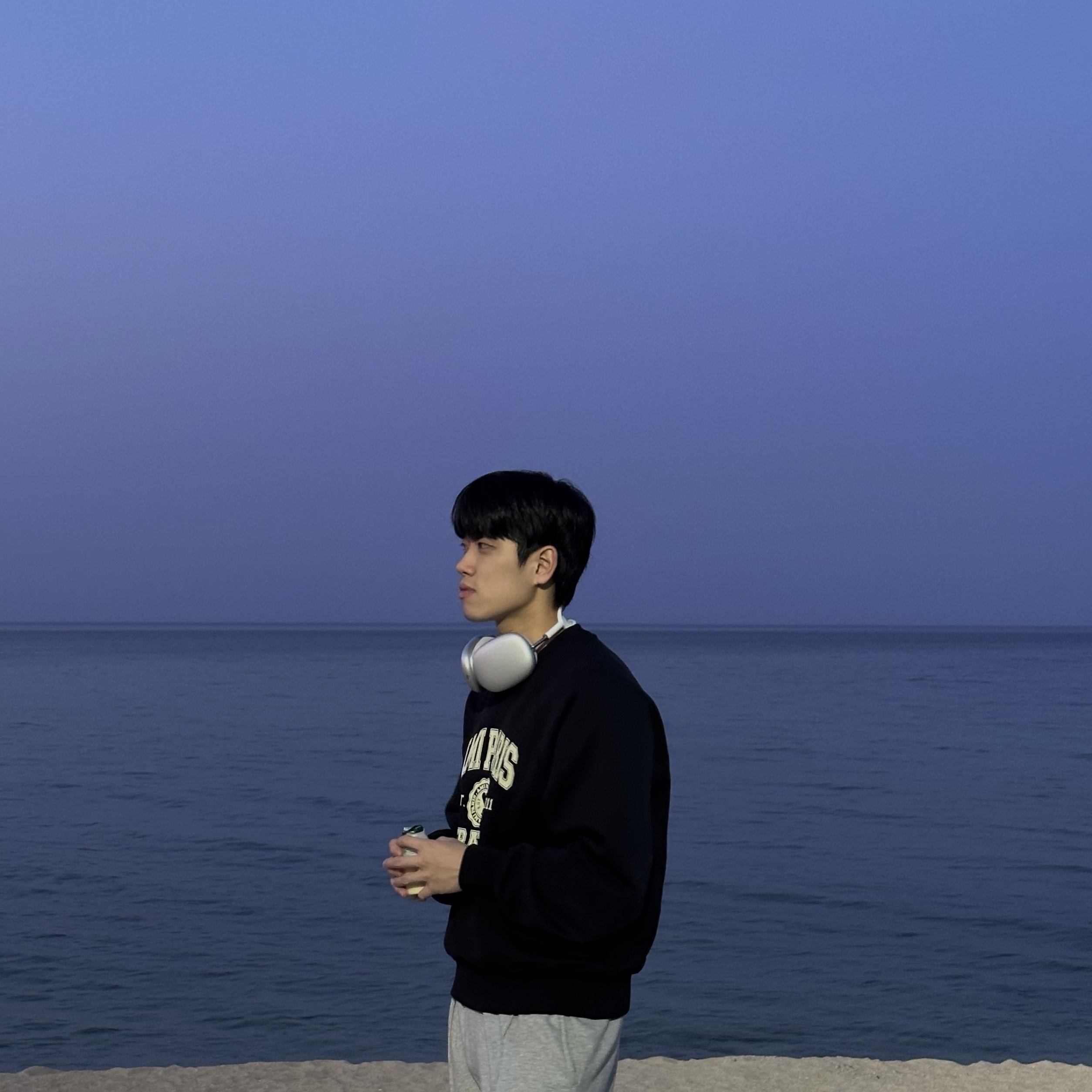 AMI Paris France Sweatshirt Black, Apple AirPods Max Lightning Silver (Korean Ver.) 착용 스타일