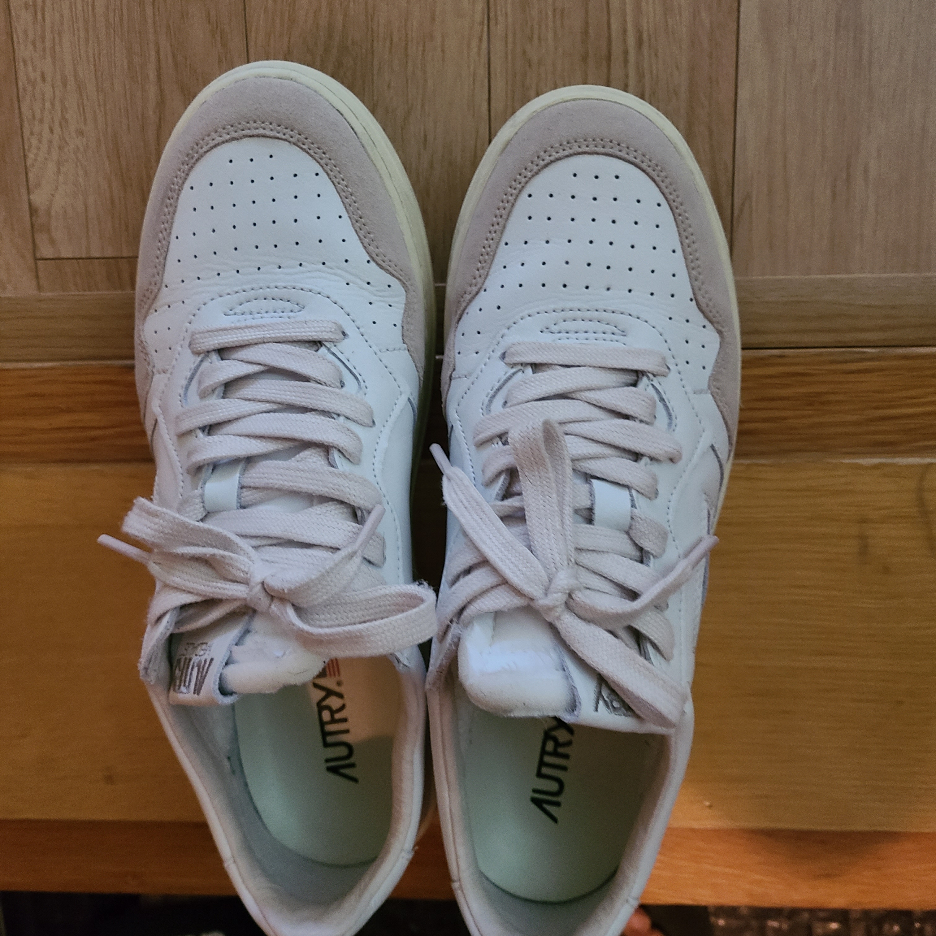 (W) Autry Medalist Low Leather Sneakers White 착용 스타일
