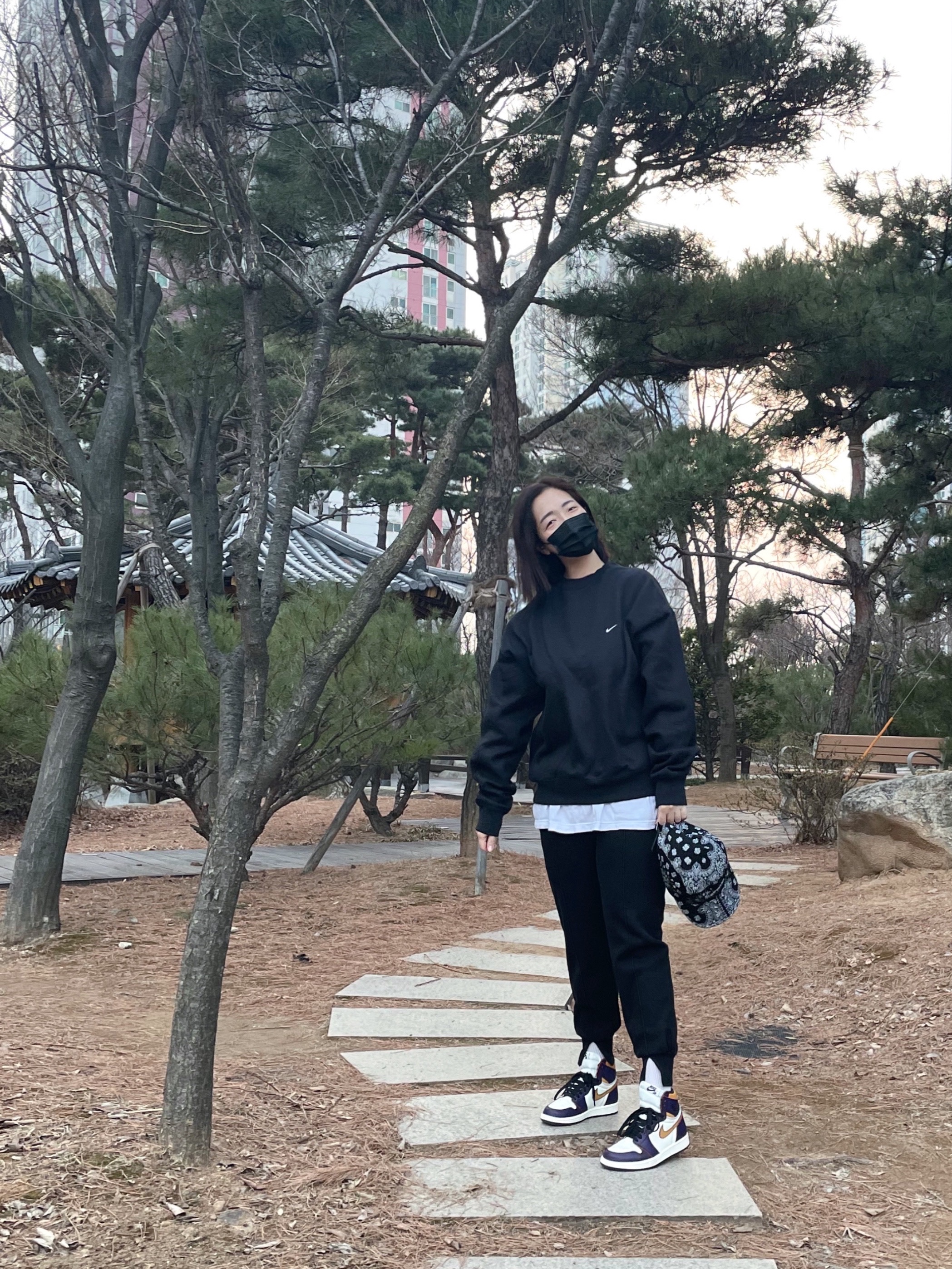 Nike NRG Solo Swoosh Crew Fleece Black White - Asia, Jordan 1 Retro High OG Defiant SB LA to Chicago 착용 스타일