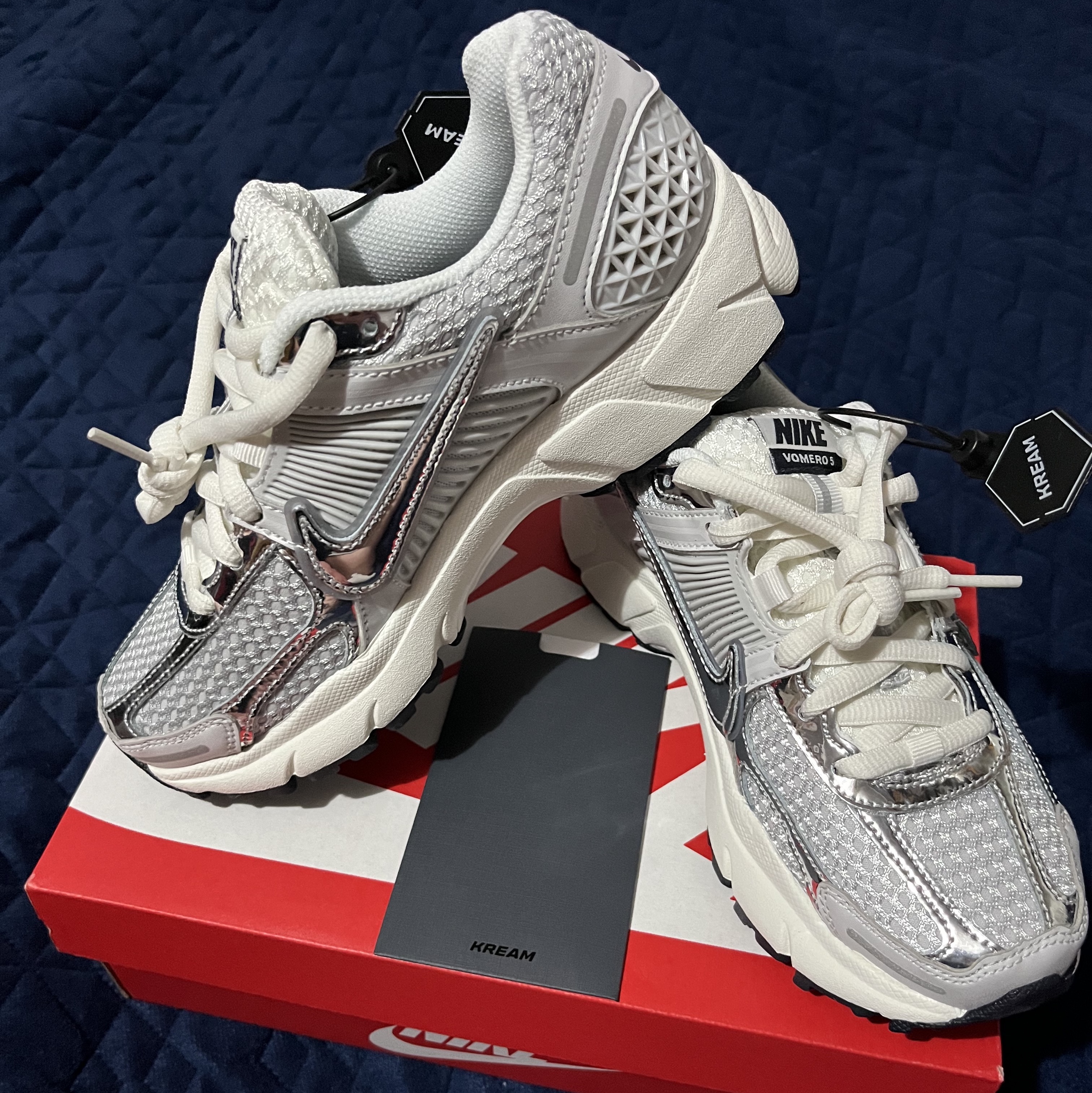 (W) Nike Zoom Vomero 5 Photon Dust and Metallic Silver 착용 스타일
