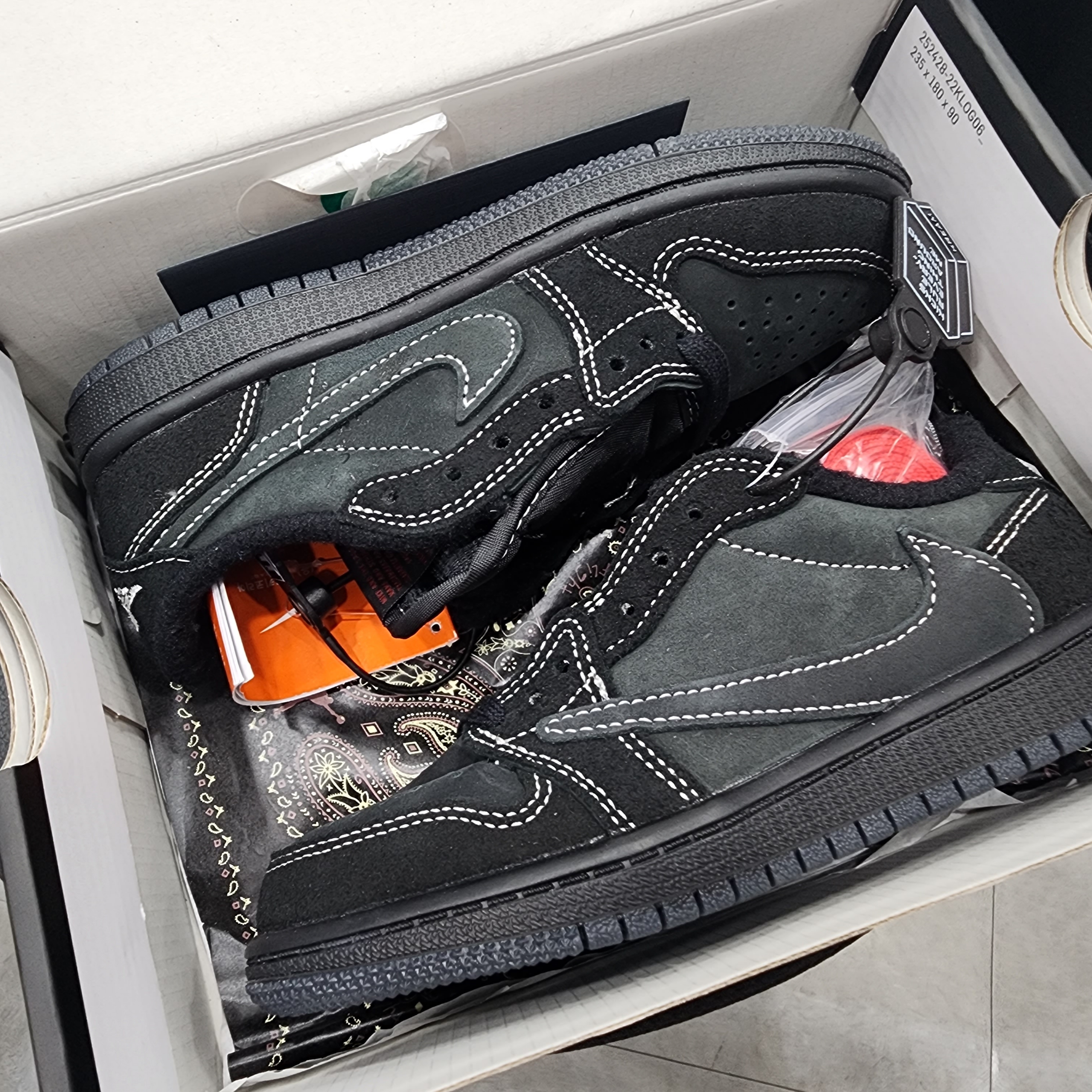 (PS) Jordan 1 x Travis Scott Retro Low OG SP Black Phantom 착용 스타일 - 4