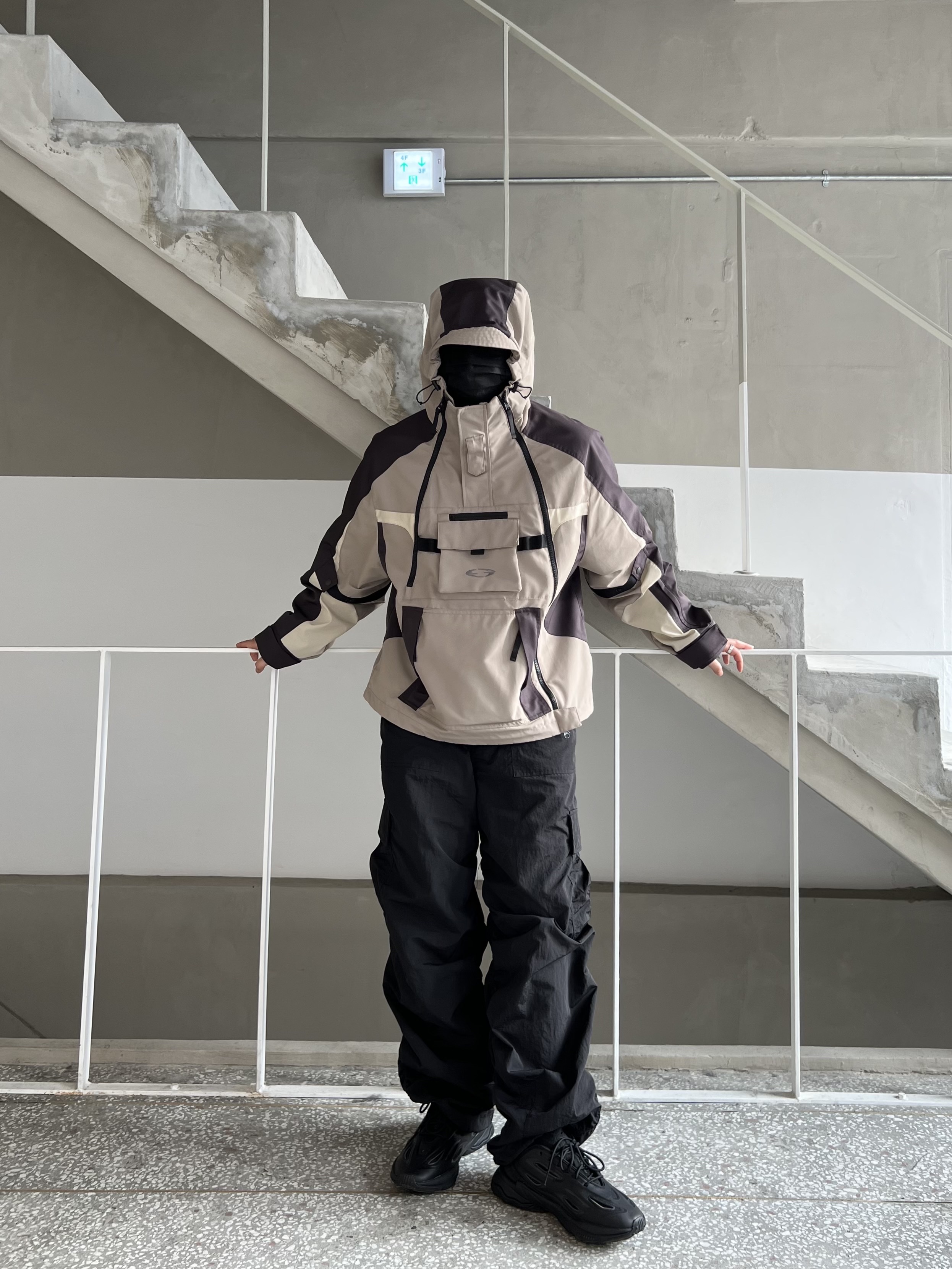 Grailz Technical Shell Jacket Tan, Adidas Ozweego Celox Core Black 착용 스타일 - 5
