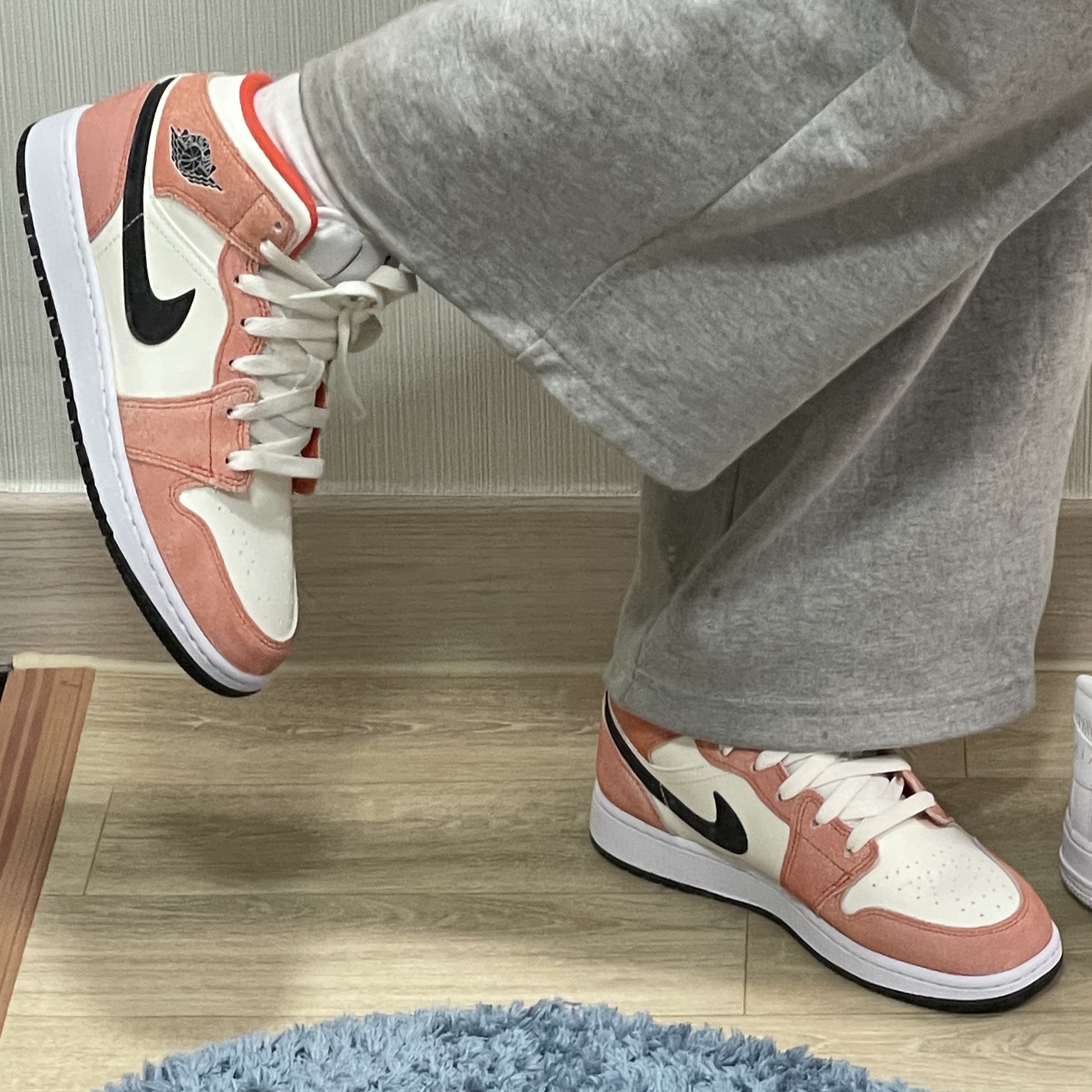 (GS) Jordan 1 Mid SE Team Orange Black 착용 스타일 - 2