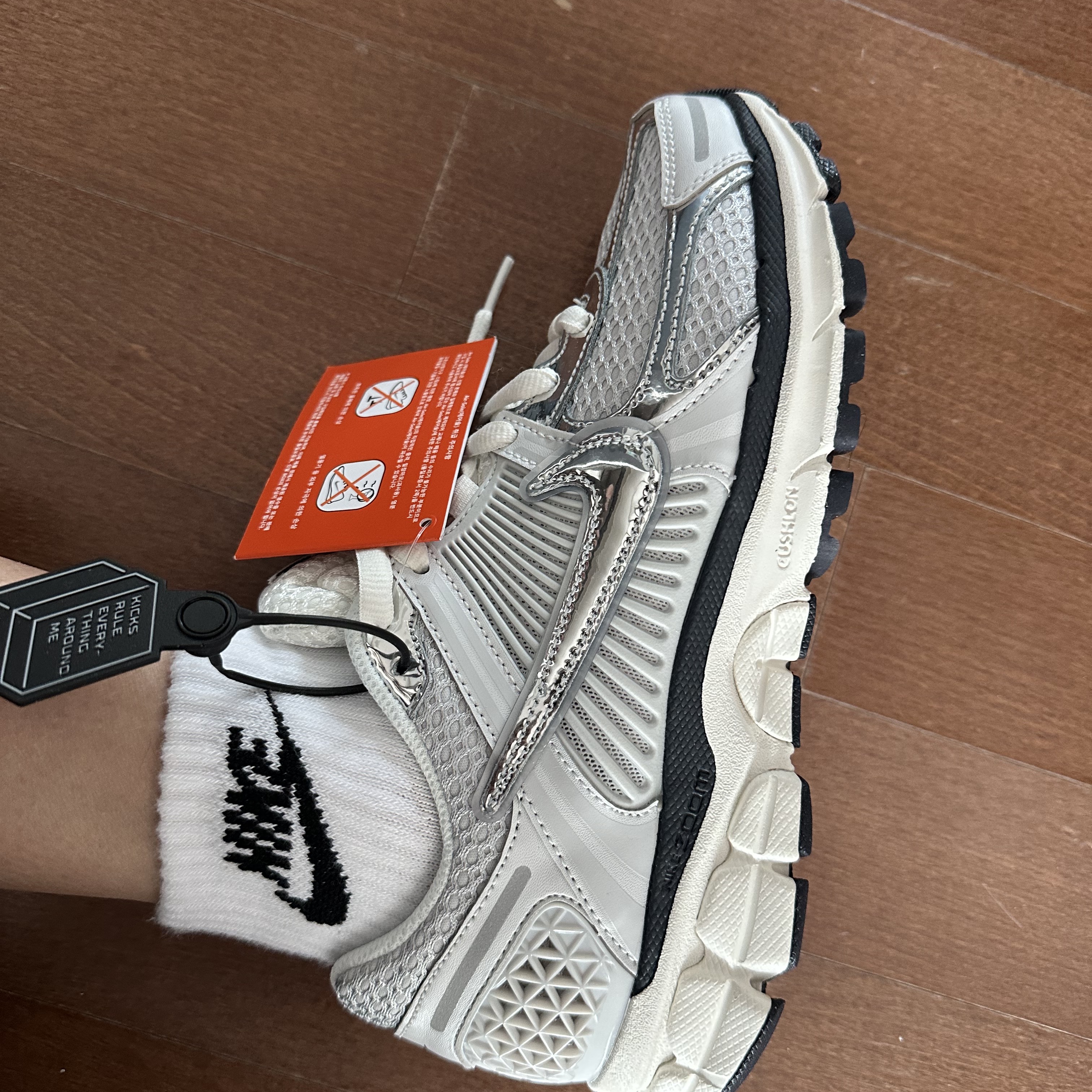 (W) Nike Zoom Vomero 5 Photon Dust and Metallic Silver 착용 스타일 - 2