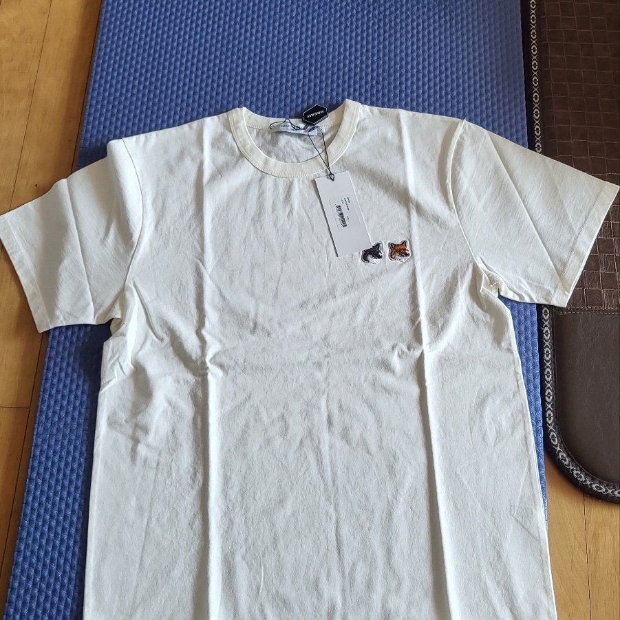 Maison Kitsune Double Fox Head Patch Classic T-Shirt Latte 착용 스타일