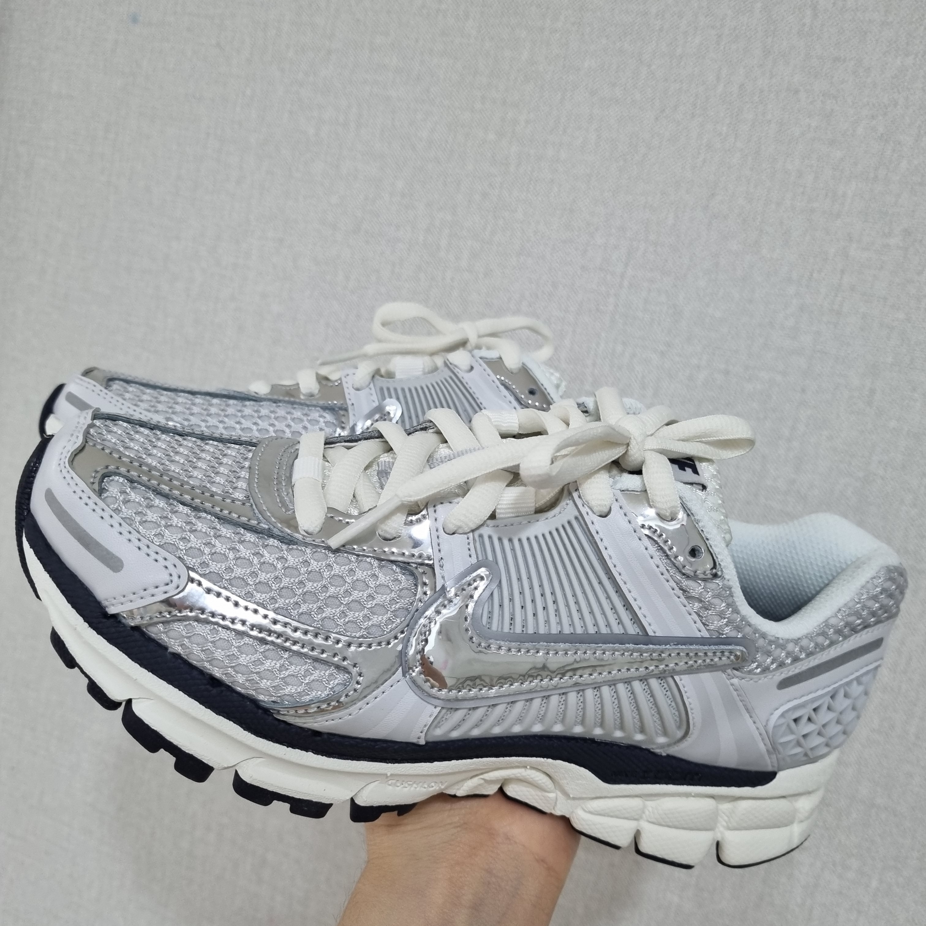 (W) Nike Zoom Vomero 5 Photon Dust and Metallic Silver 착용 스타일 - 1