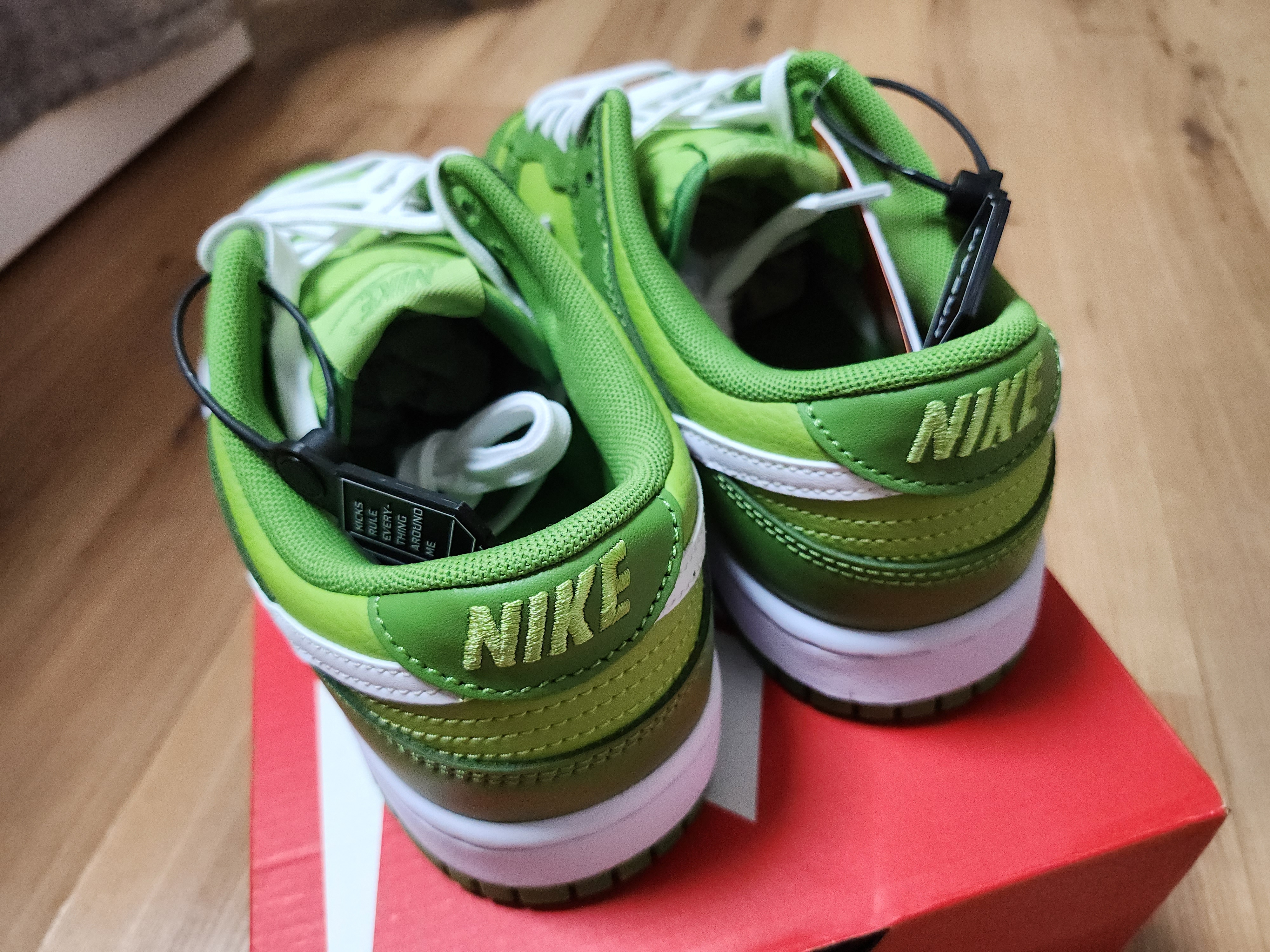 Nike Dunk Low Retro Vivid Green 착용 스타일 - 3