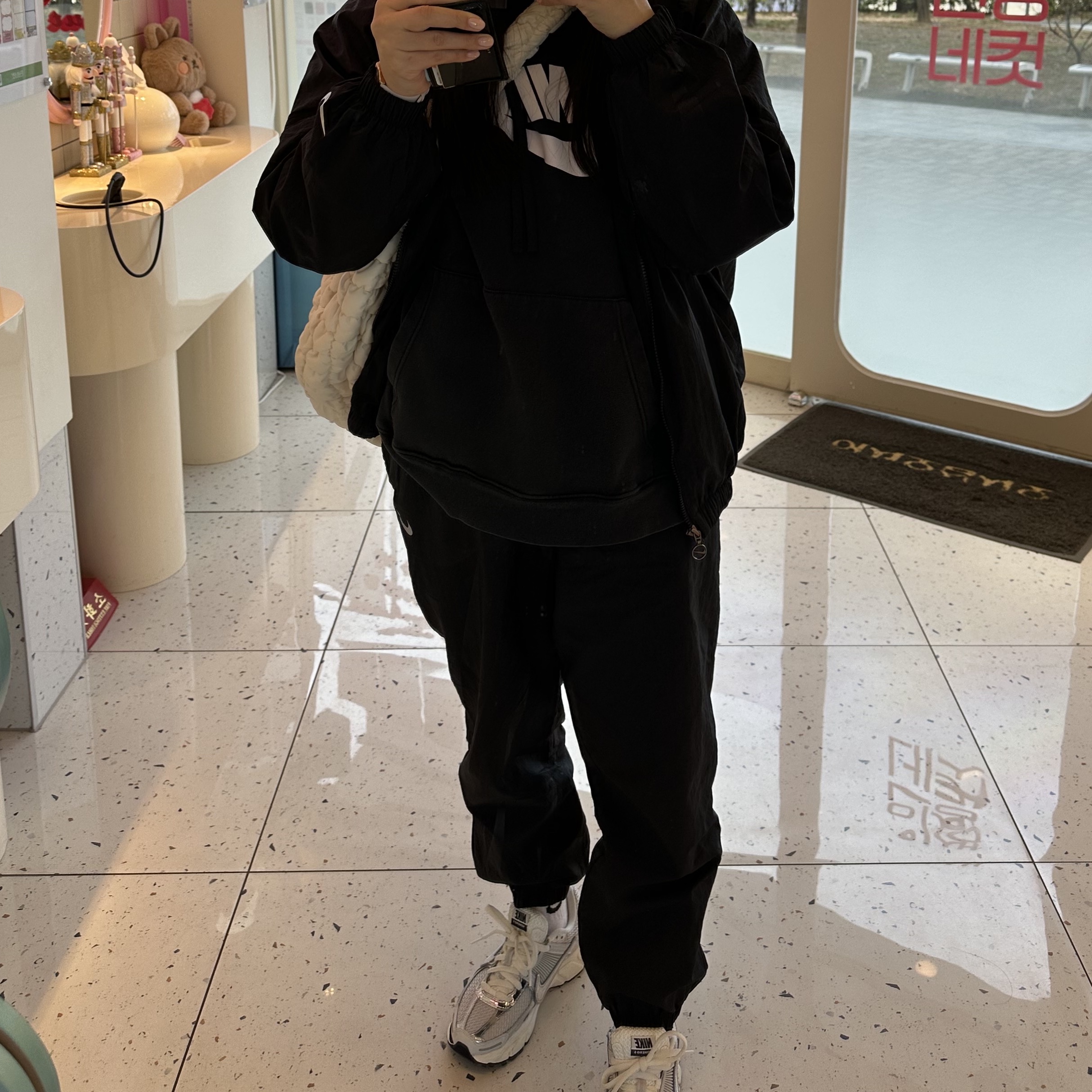 COS Quilted Oversized Shoulder Bag Off White Light Beige, (W) Nike Zoom Vomero 5 Photon Dust and Metallic Silver 착용 스타일 - 3
