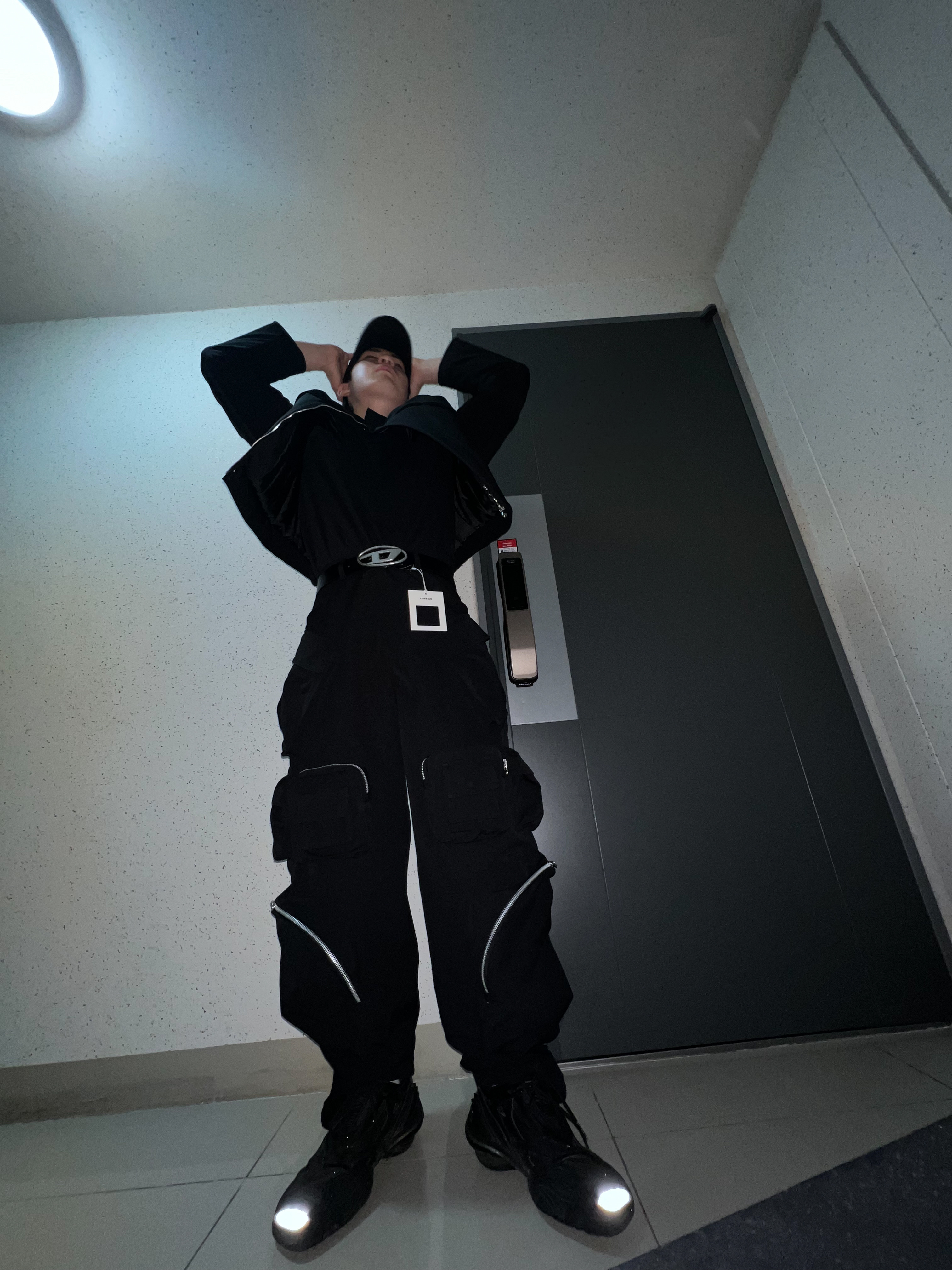 Nonnod Mechanic Cargo Pants Black, Diesel B-1DR Leather Belt with D Buckle Black 착용 스타일 - 1