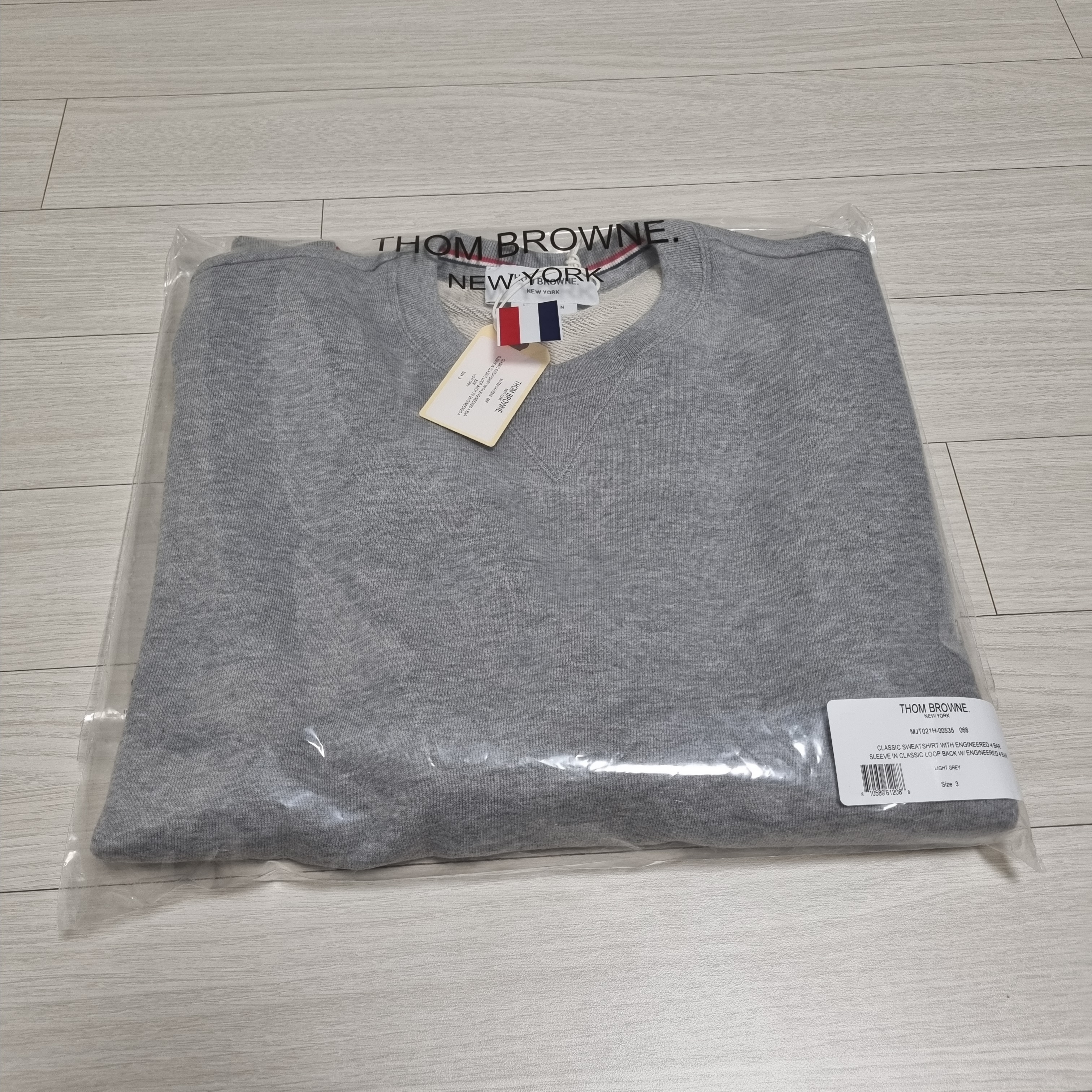 Thom Browne Engineered 4-Bar Sweatshirt Light Grey 착용 스타일 - 3