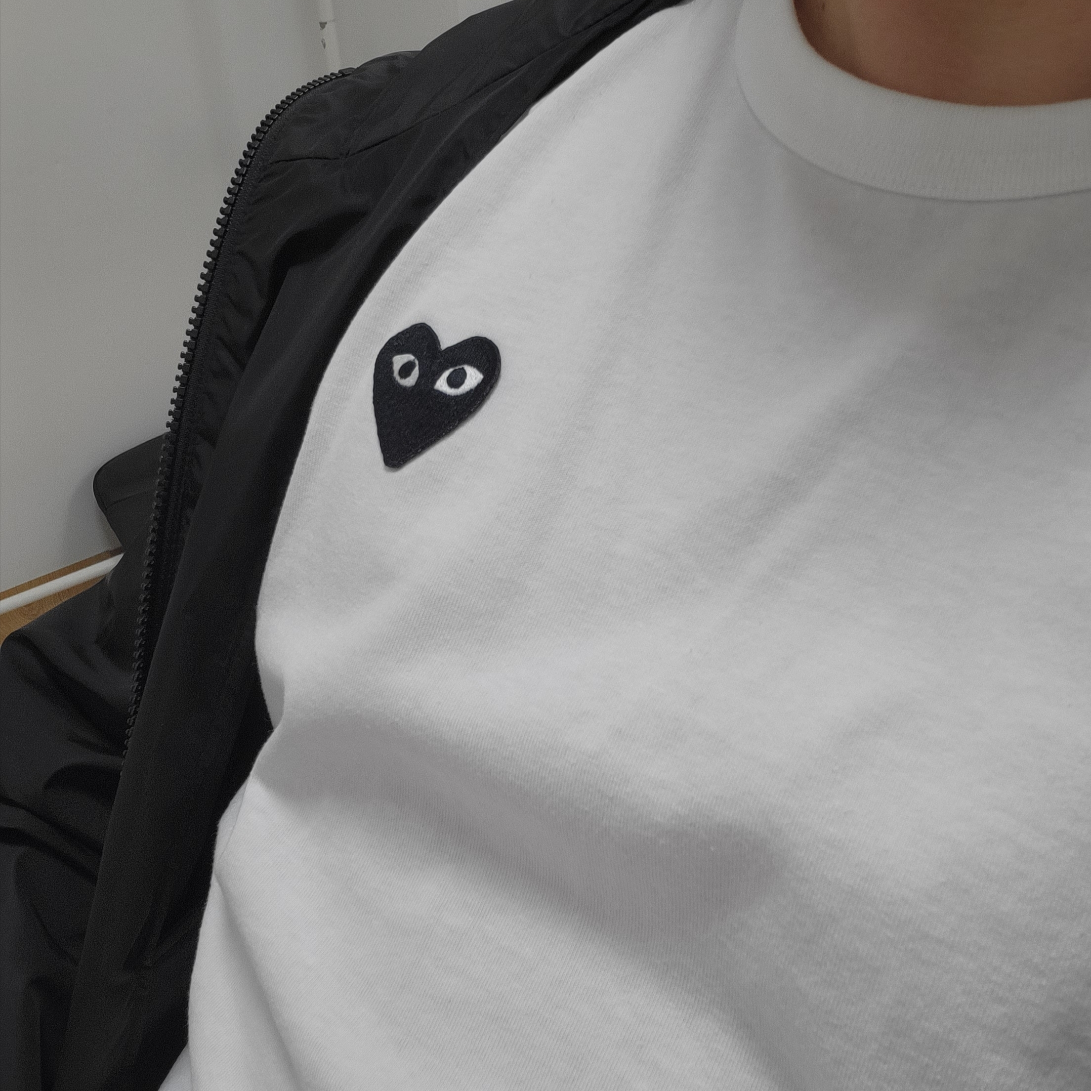 Play Comme des Garcons Black Heart T-Shirt White 착용 스타일 - 1