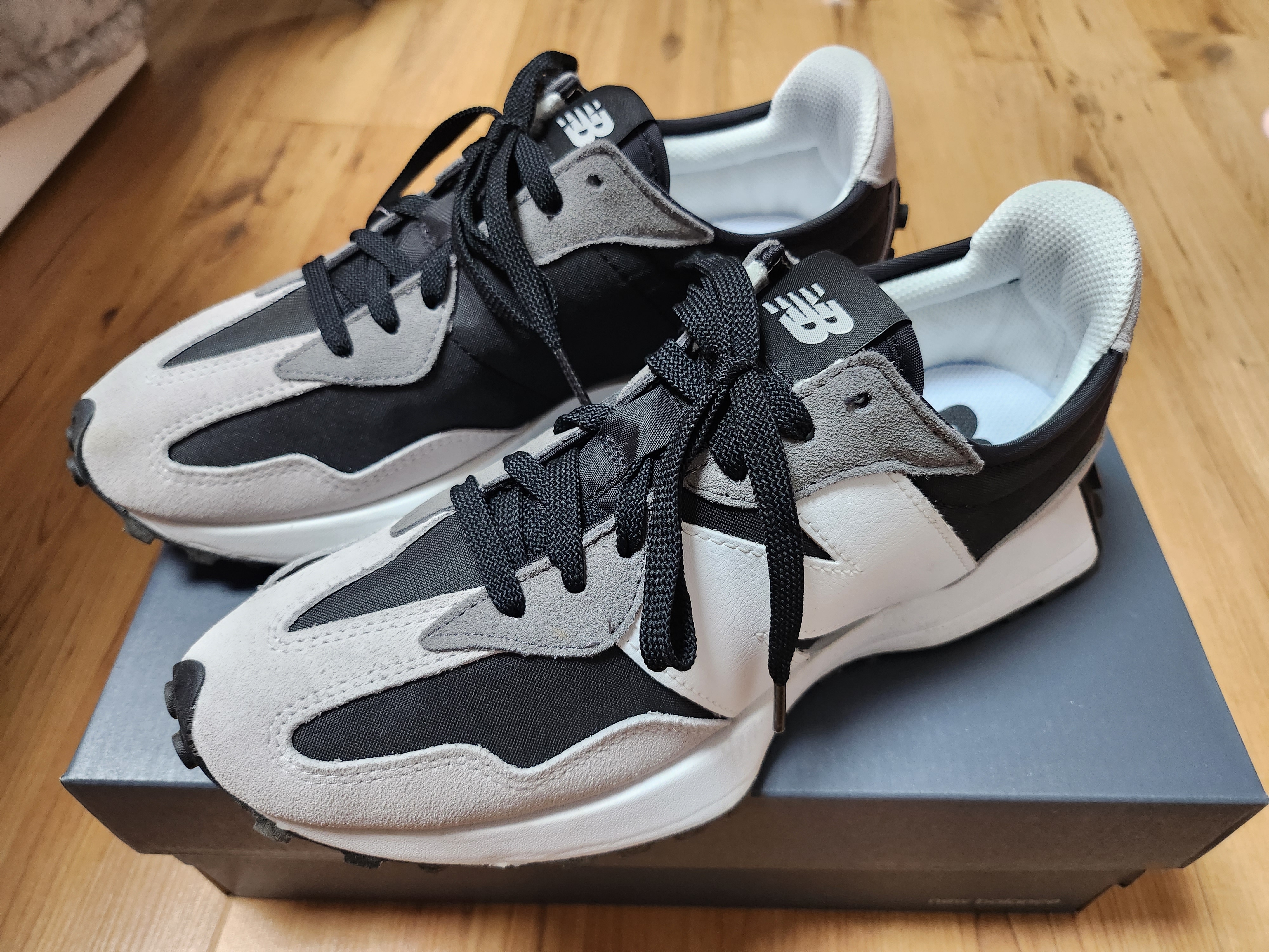New Balance 327 Black Grey 착용 스타일 - 1