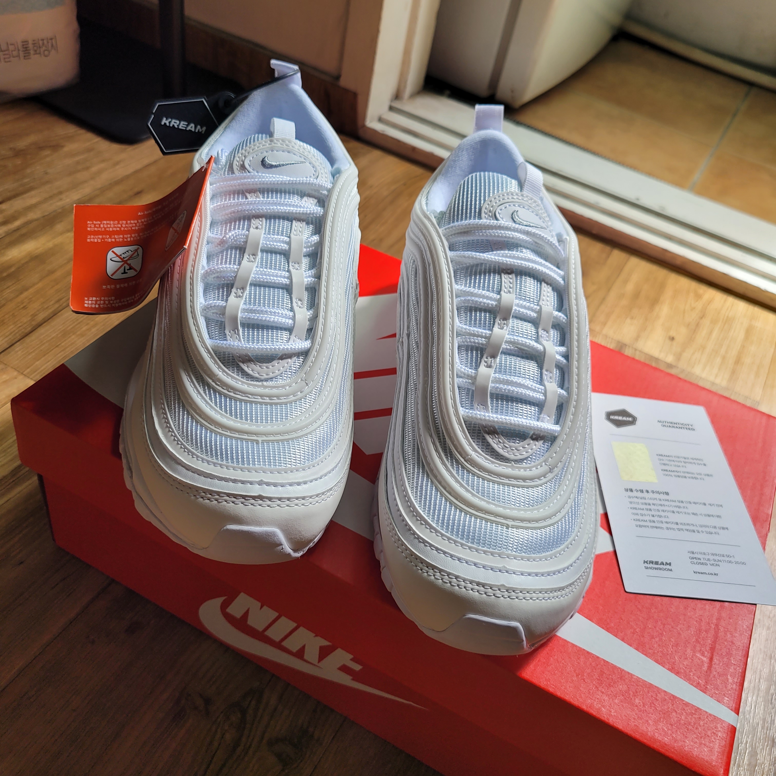 Nike Air Max 97 Triple White Wolf Grey 착용 스타일