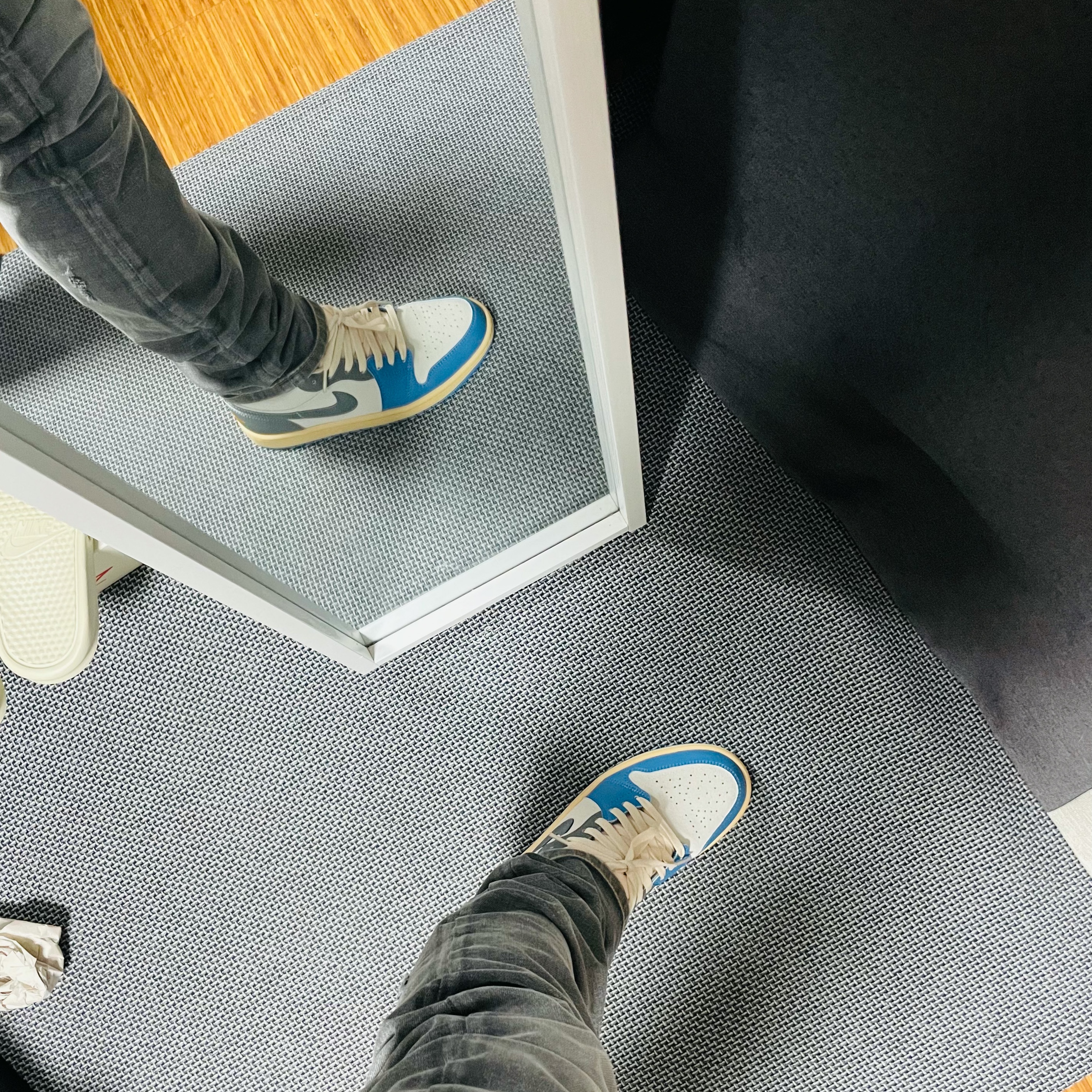 Jordan 1 Low SE Tokyo 96, Undermycar Legion.03 Slim Fit Blue Stitch Washed Jeans Washed Gray 착용 스타일 - 1
