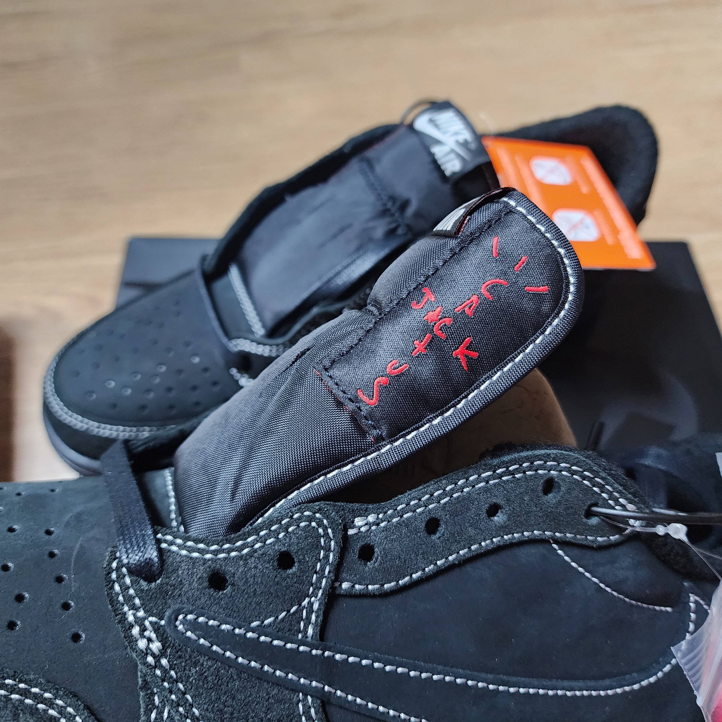 Jordan 1 x Travis Scott Retro Low OG SP Black Phantom 착용 스타일 - 2