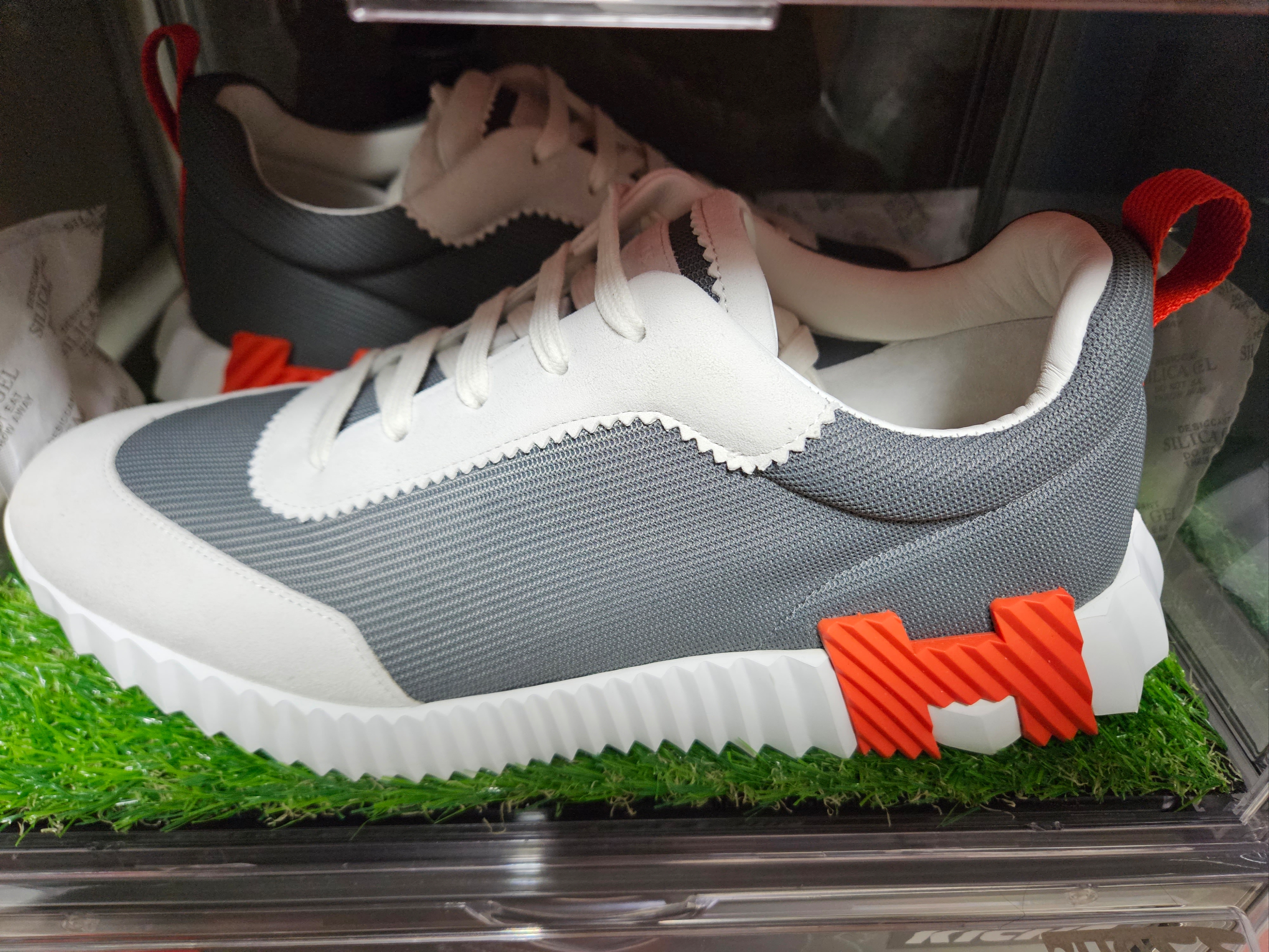 Hermes Bouncing Sneakers Canvas Suede Goatskin & Multicolore Gris Fonce 착용 스타일