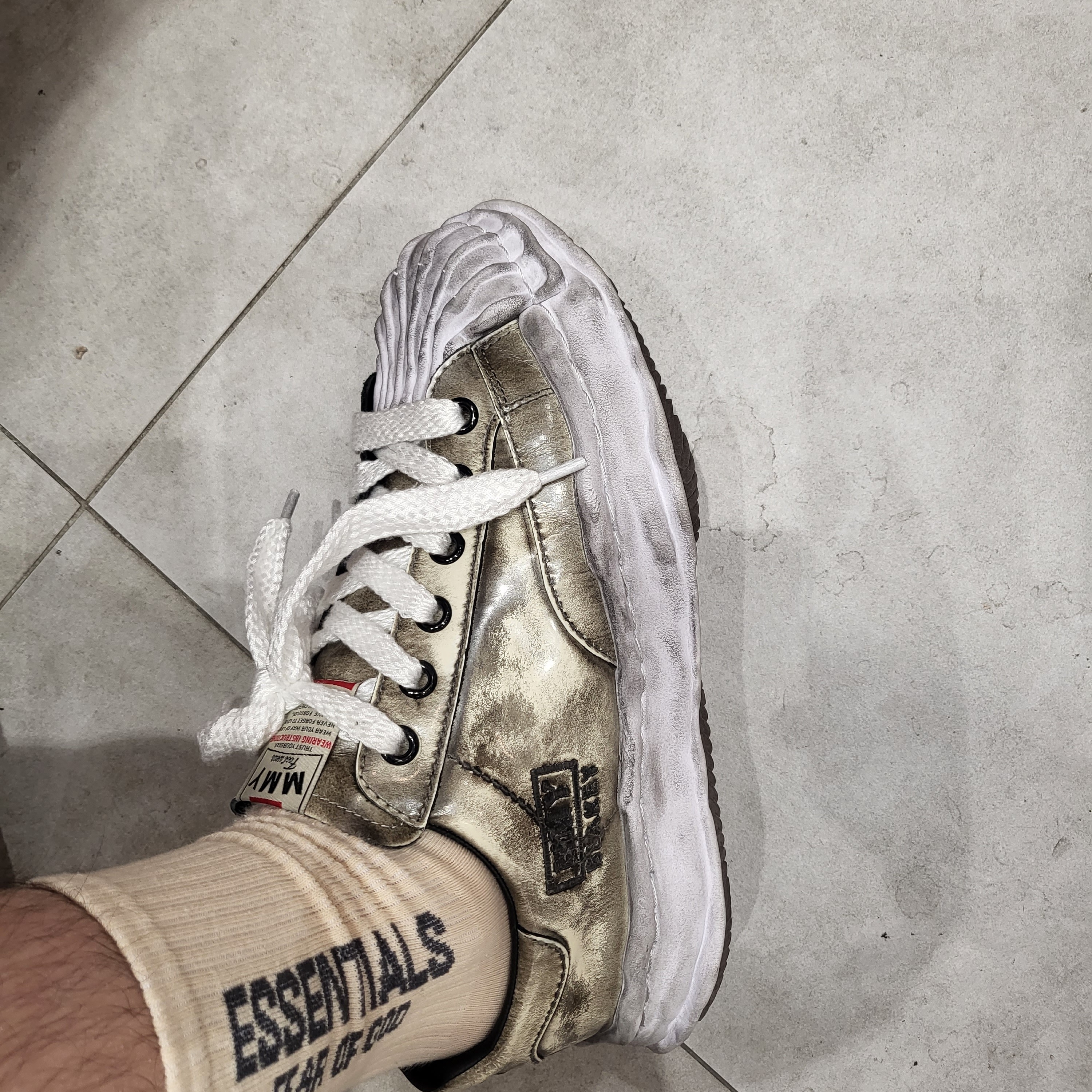 Maison Mihara Yasuhiro Blakey OG Sole Brushed Patent Low-top Sneakers White 착용 스타일 - 2