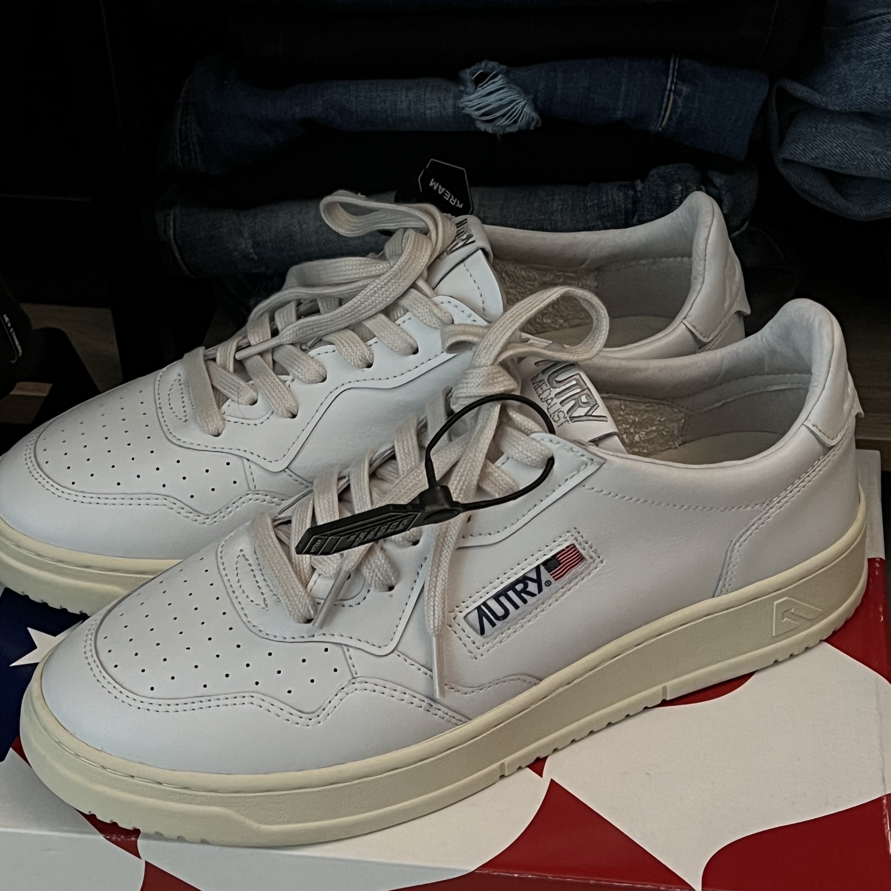 Autry Medalist Low Leather Sneakers White 착용 스타일 - 1