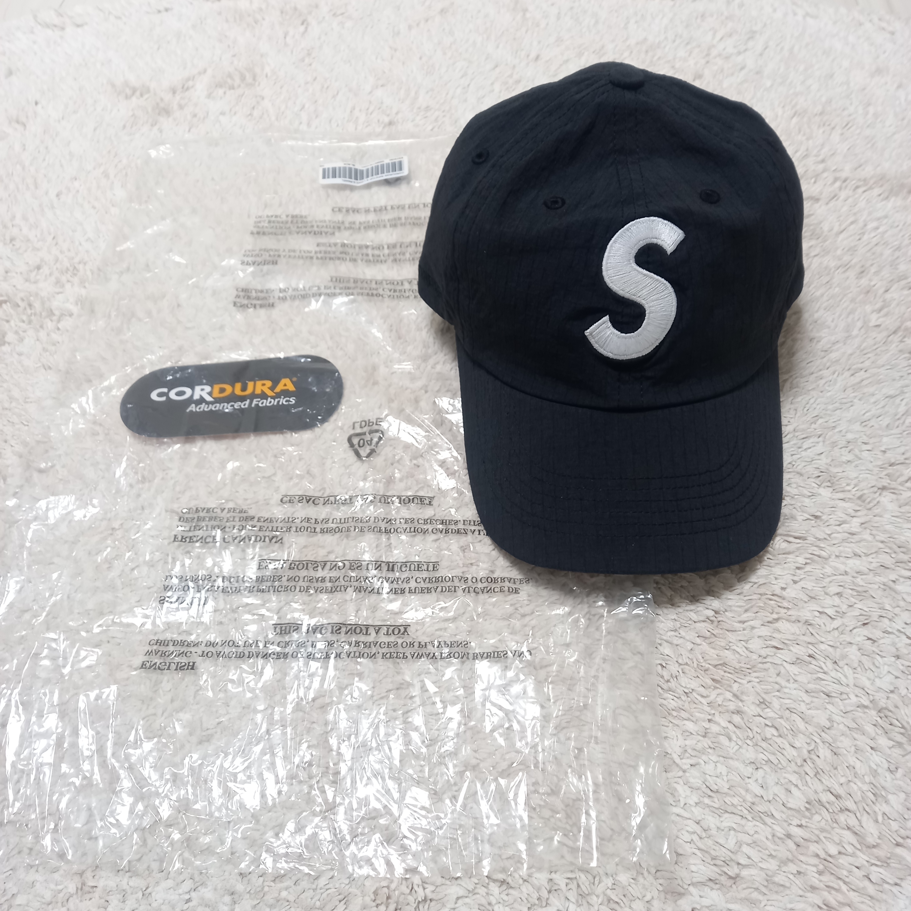Supreme Cordura Ripstop S Logo 6-Panel Black - 23SS, Stone Island 40522 Crinkle Reps Nylon Garment Dyed Hooded Jacket Black - 23SS 착용 스타일 - 1